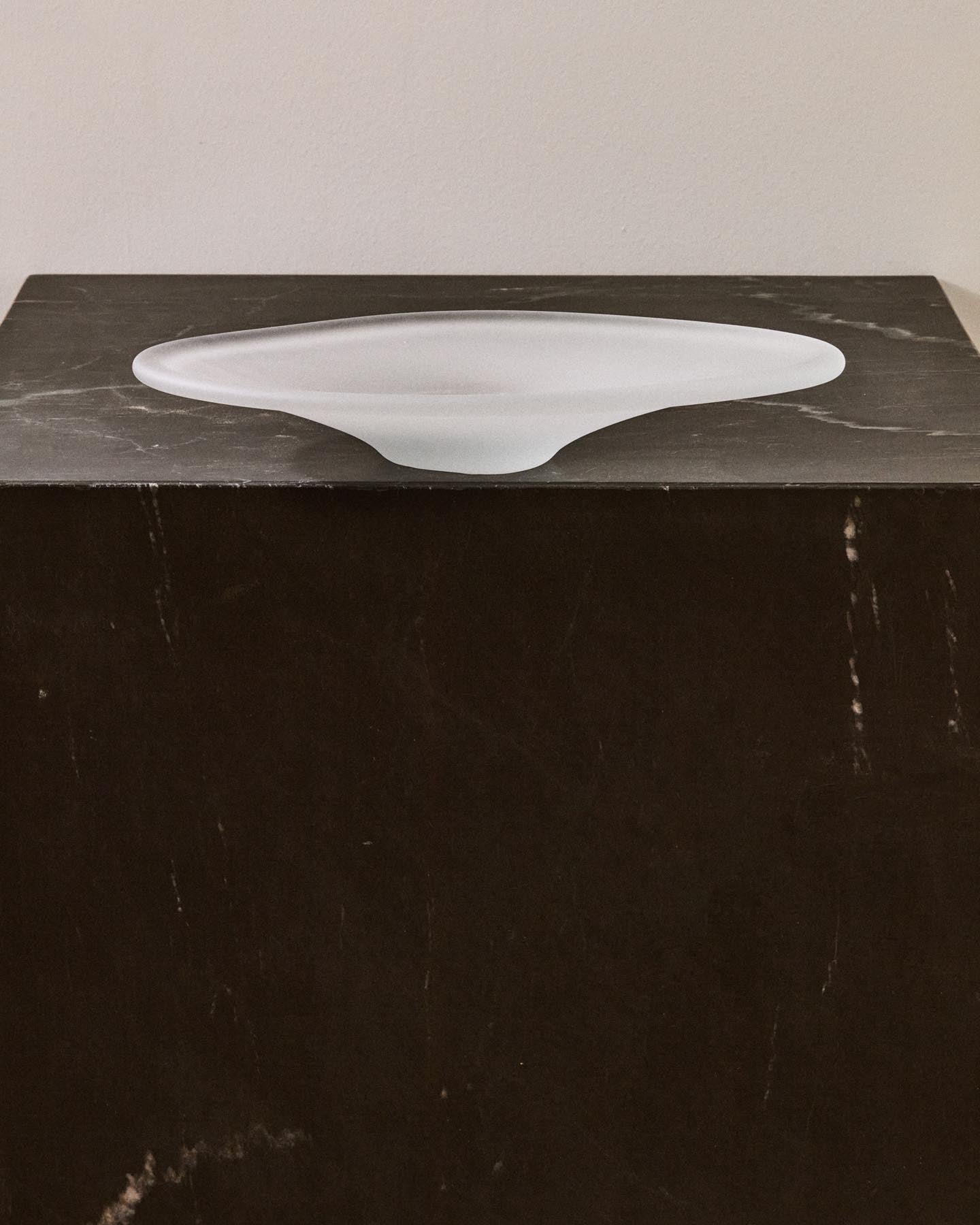 Dekoschale Vionze aus beigefarbenem Glas 34,5 x 22 cm in Transparent präsentiert im Onlineshop von KAQTU Design AG. Vase ist von Kave Home