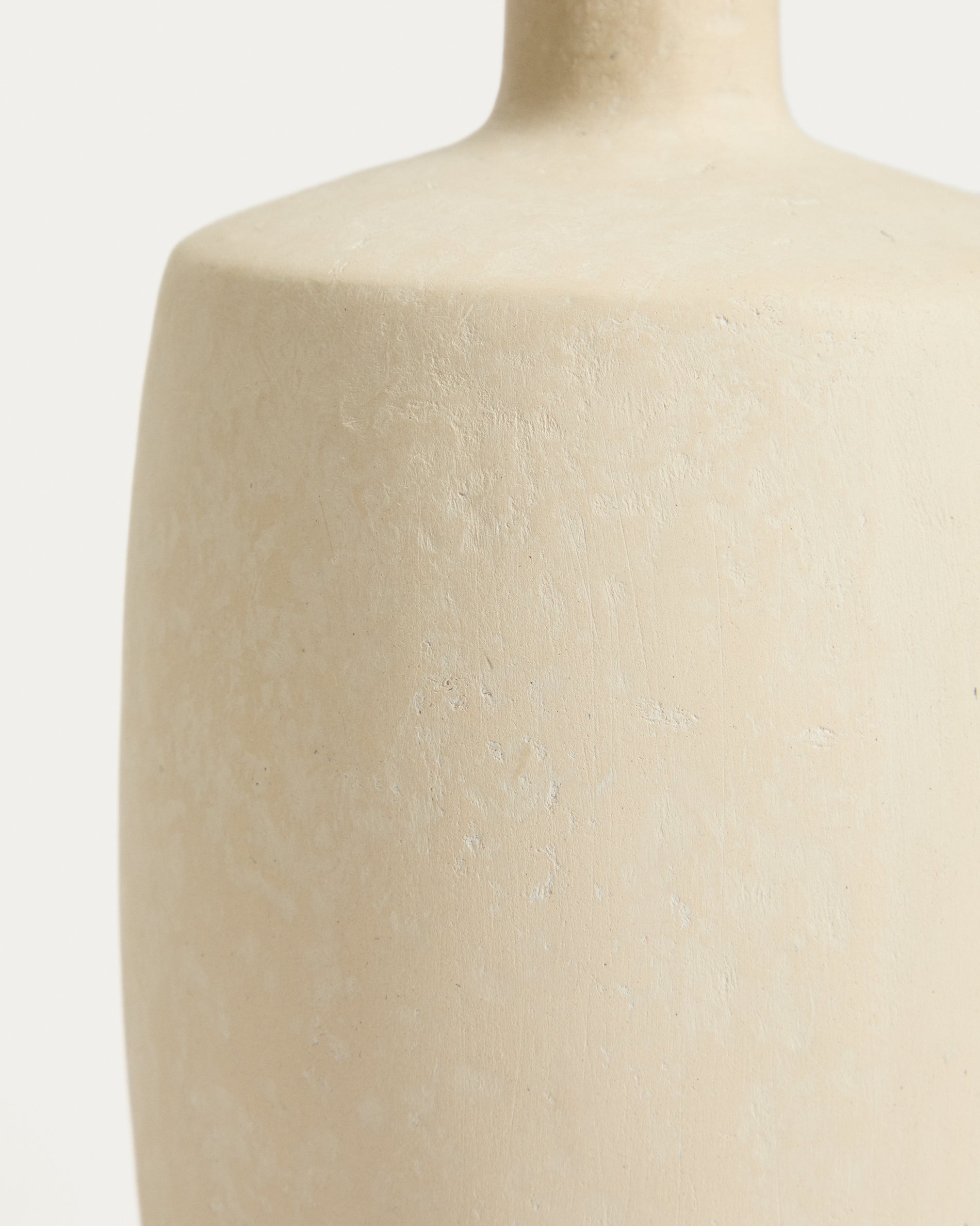 Beige Pappmaché-Vase Mireni mit 26 cm Durchmesser, perfekt für kreative Blumenarrangements und moderne Wohnakzente.