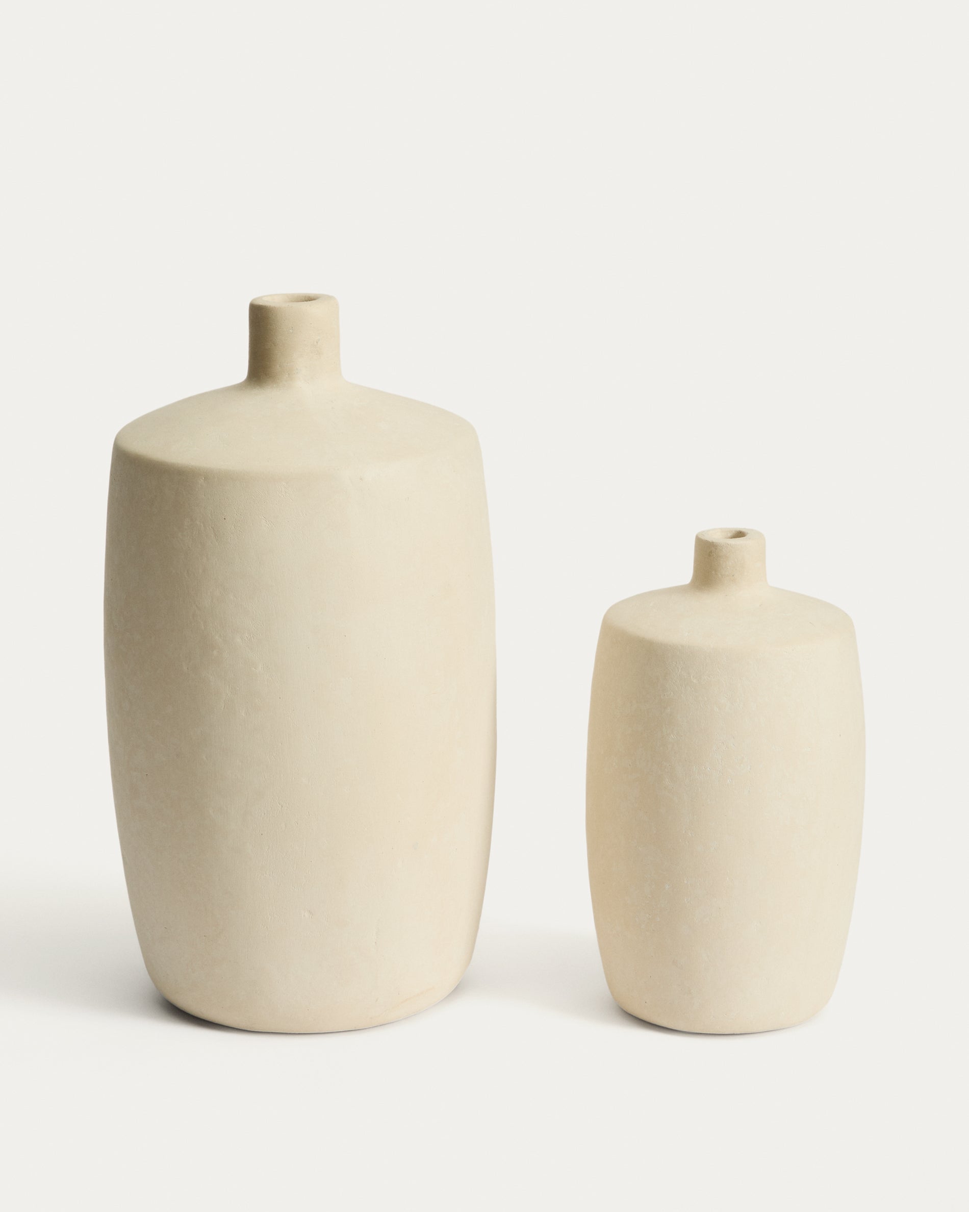Beige Pappmaché Vase Mireni mit 26 cm Durchmesser, perfekt für moderne Wohnräume und kreative Arrangements.