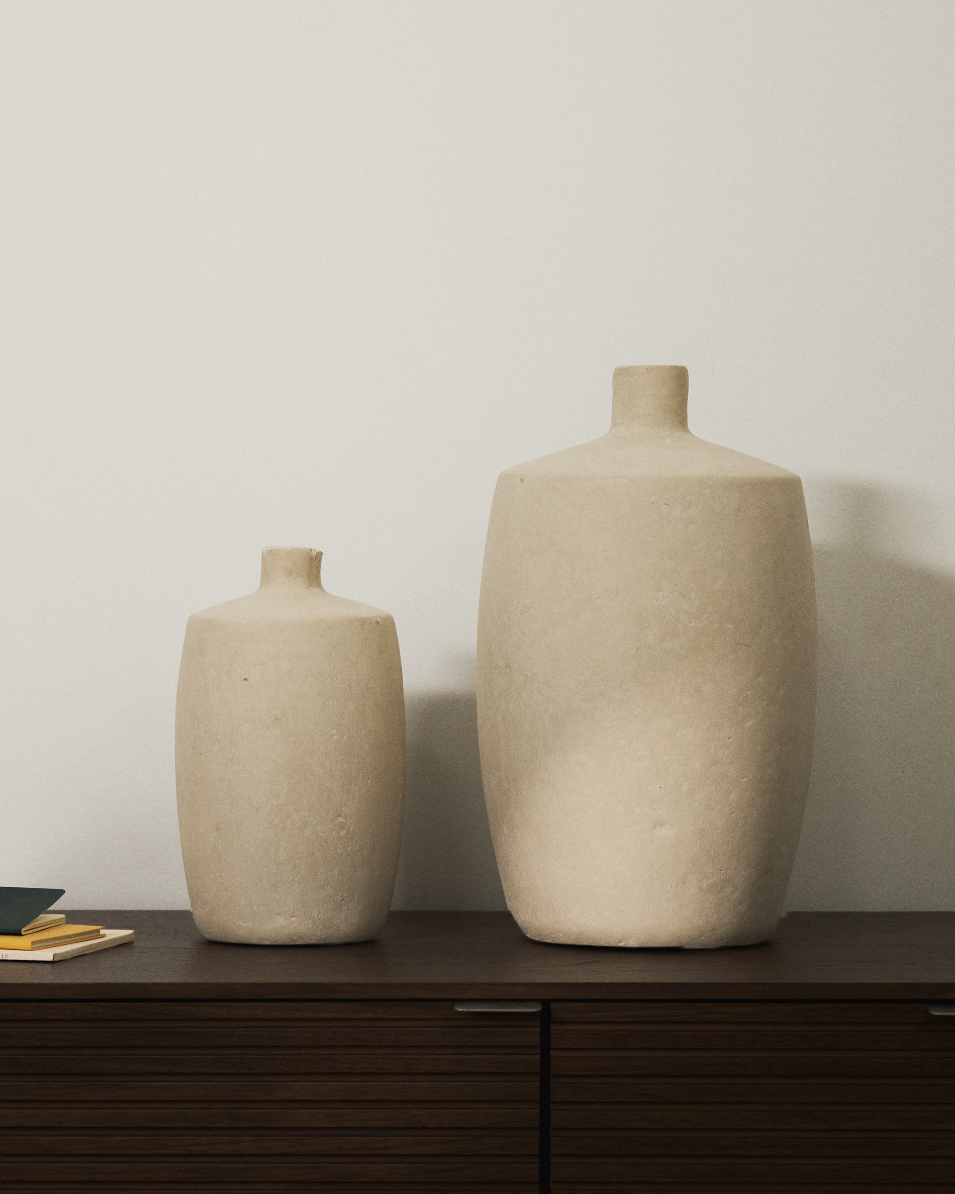 Elegante beige Vase Mireni aus Pappmaché mit einem Durchmesser von 26 cm, ideal für stilvolle Dekorationen in jedem Raum.