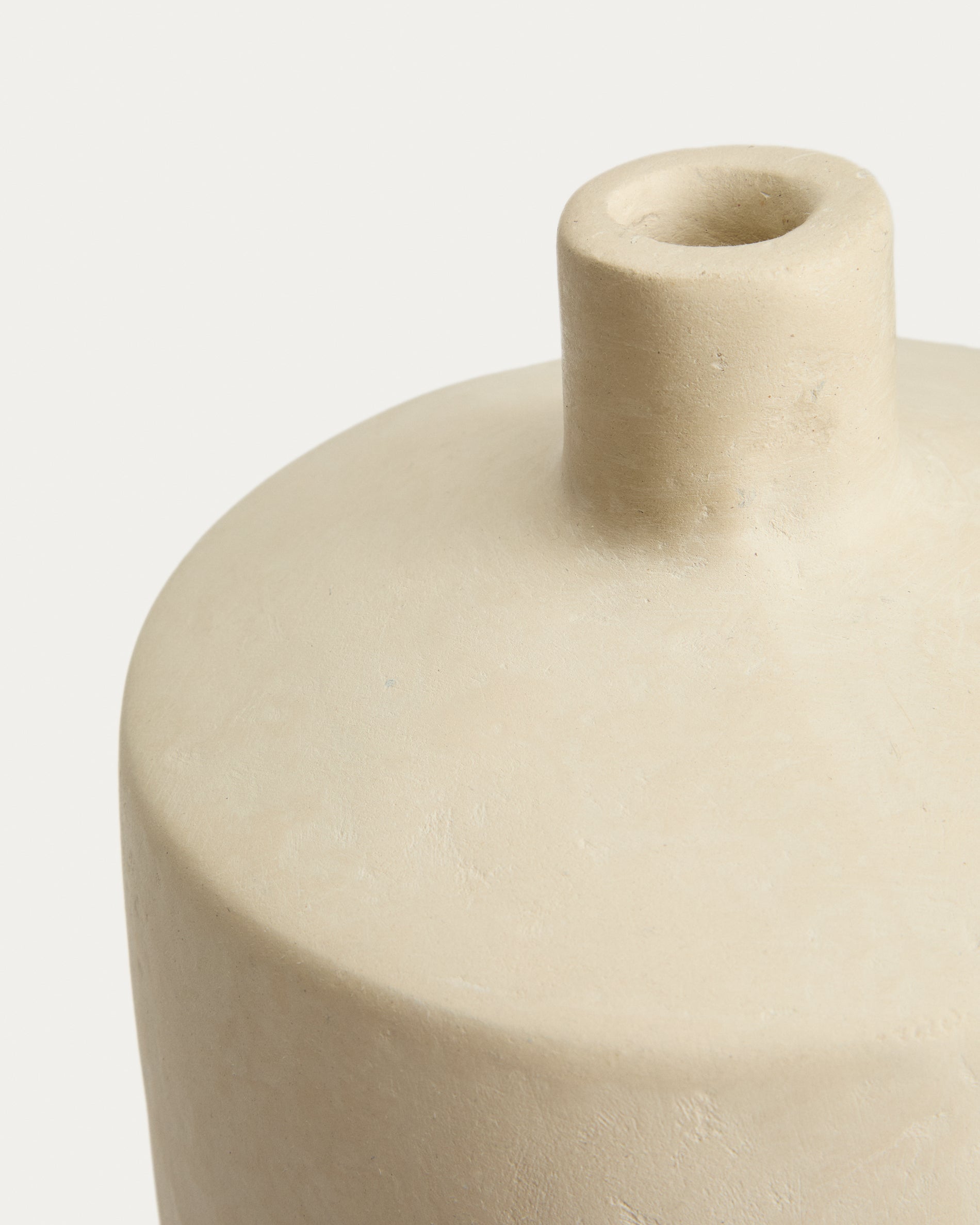 Stilvolle beige Pappmaché-Vase Mireni mit 39 cm Durchmesser, perfekt für moderne Inneneinrichtungen und kreative Blumenarrangements.
