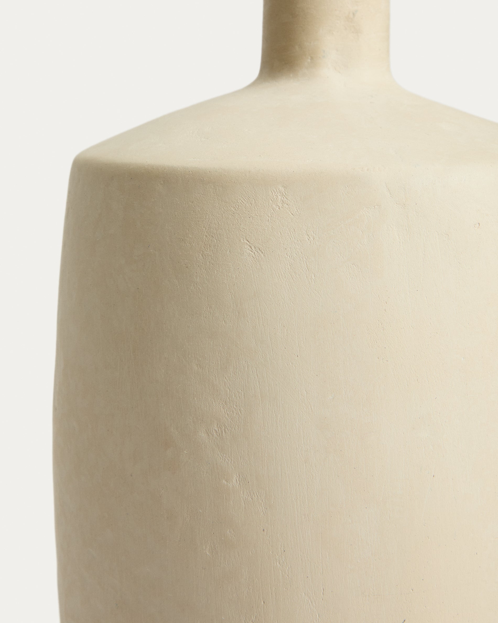 Elegante beige Vase Mireni aus Pappmaché mit 39 cm Durchmesser, ideal für zeitgemäße Wohnräume und individuelle Dekorationen.
