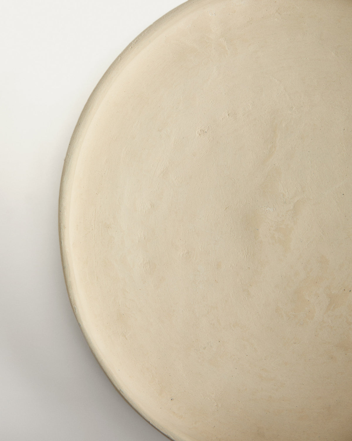 Schale Mireni aus Pappmaché in Beige Ø 29 cm in Weiss präsentiert im Onlineshop von KAQTU Design AG. Vase ist von Kave Home