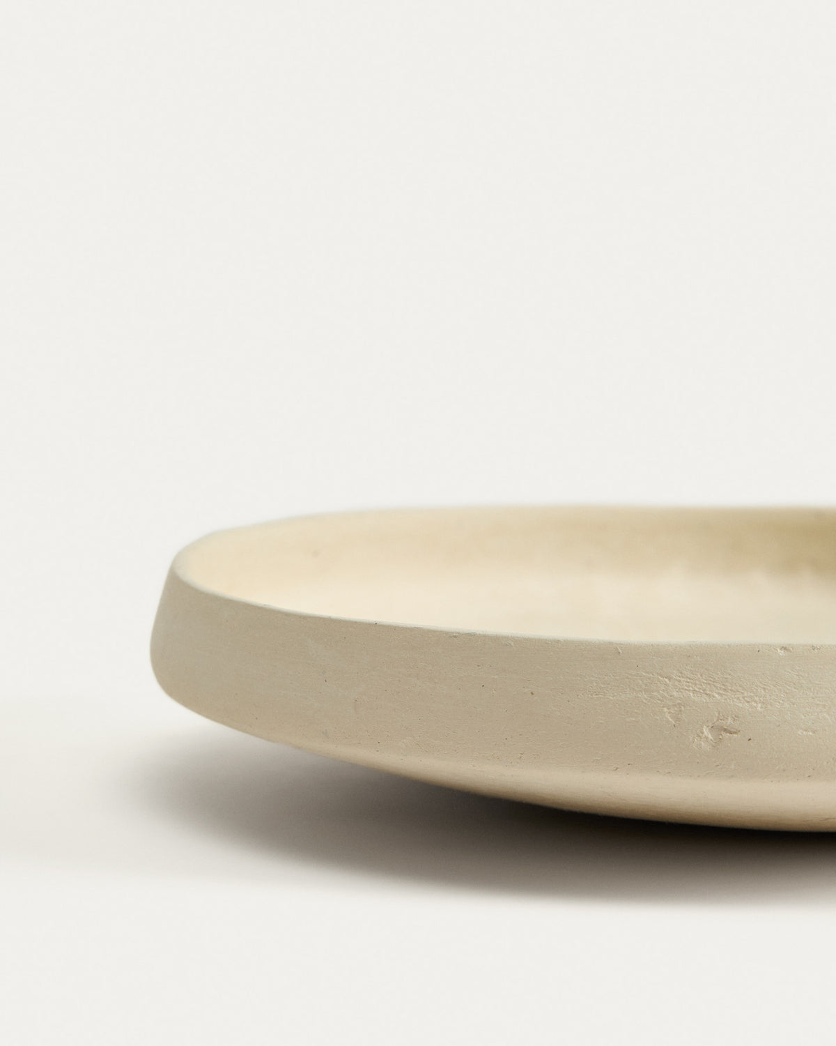 Schale Mireni aus Pappmaché in Beige Ø 29 cm in Weiss präsentiert im Onlineshop von KAQTU Design AG. Vase ist von Kave Home