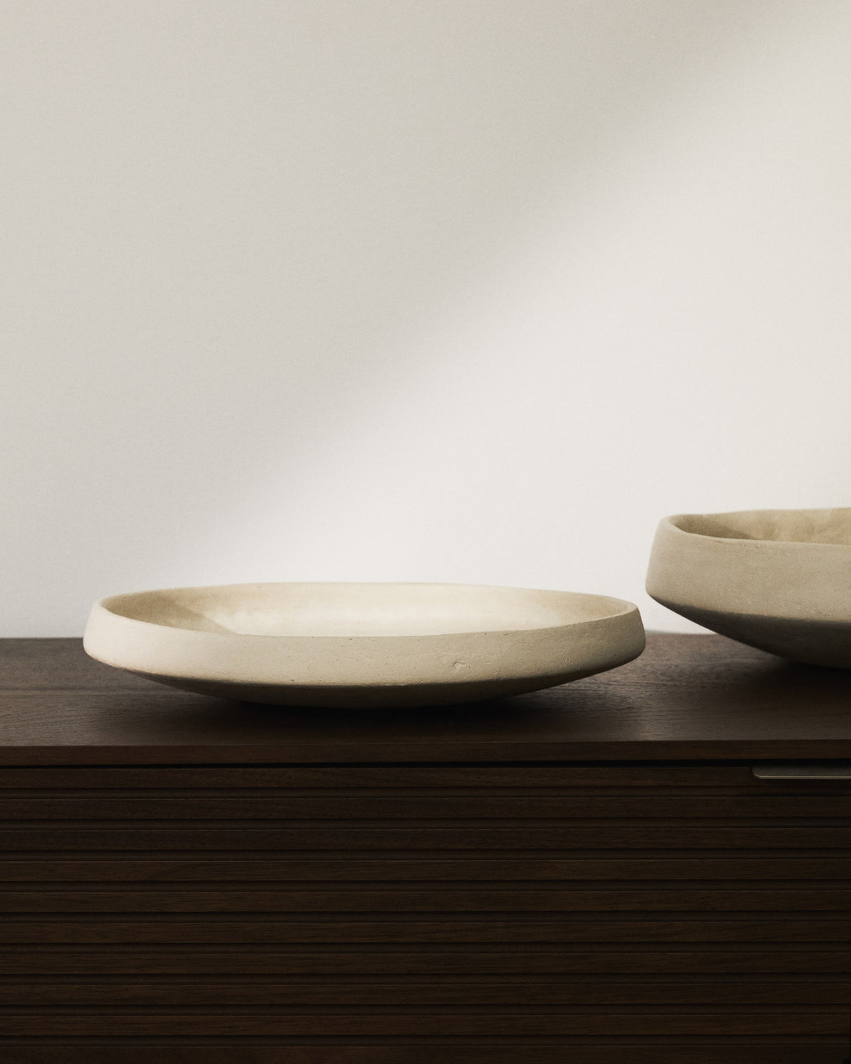 Schale Mireni aus Pappmaché in Beige Ø 29 cm in Weiss präsentiert im Onlineshop von KAQTU Design AG. Vase ist von Kave Home
