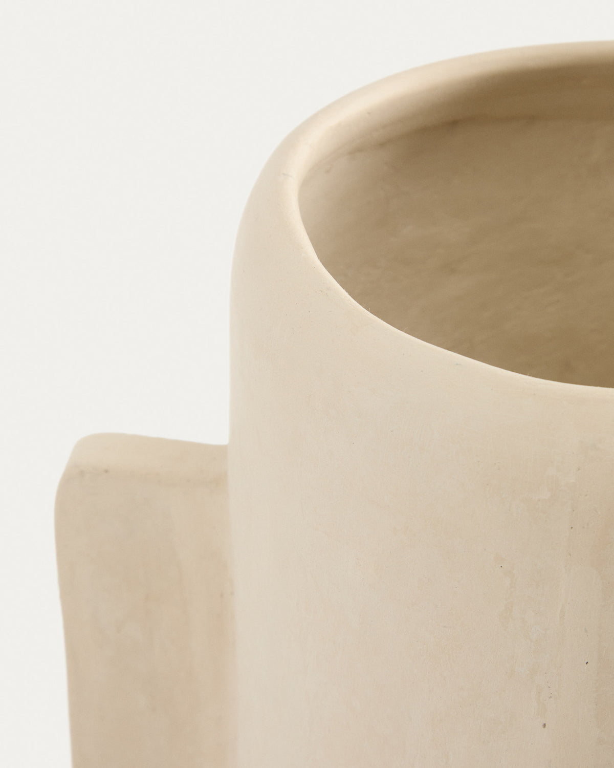 Vase Mireni aus Pappmaché in Beige 38 cm in Weiss präsentiert im Onlineshop von KAQTU Design AG. Vase ist von Kave Home