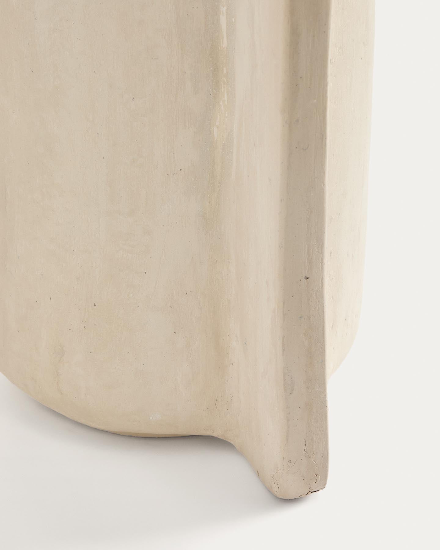 Elegante beige Vase Mireni aus Pappmaché, 67 cm hoch, ideal für zeitgemäße Dekoration und individuelle Blumenarrangements.