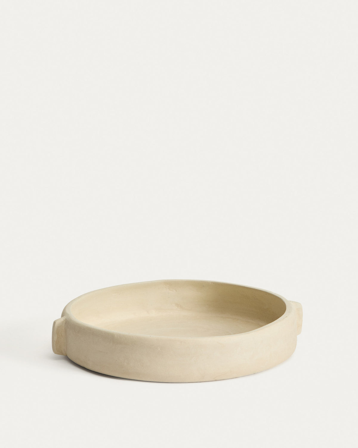 Schale Mireni aus Pappmaché in Beige Ø 31 cm in Weiss präsentiert im Onlineshop von KAQTU Design AG. Vase ist von Kave Home