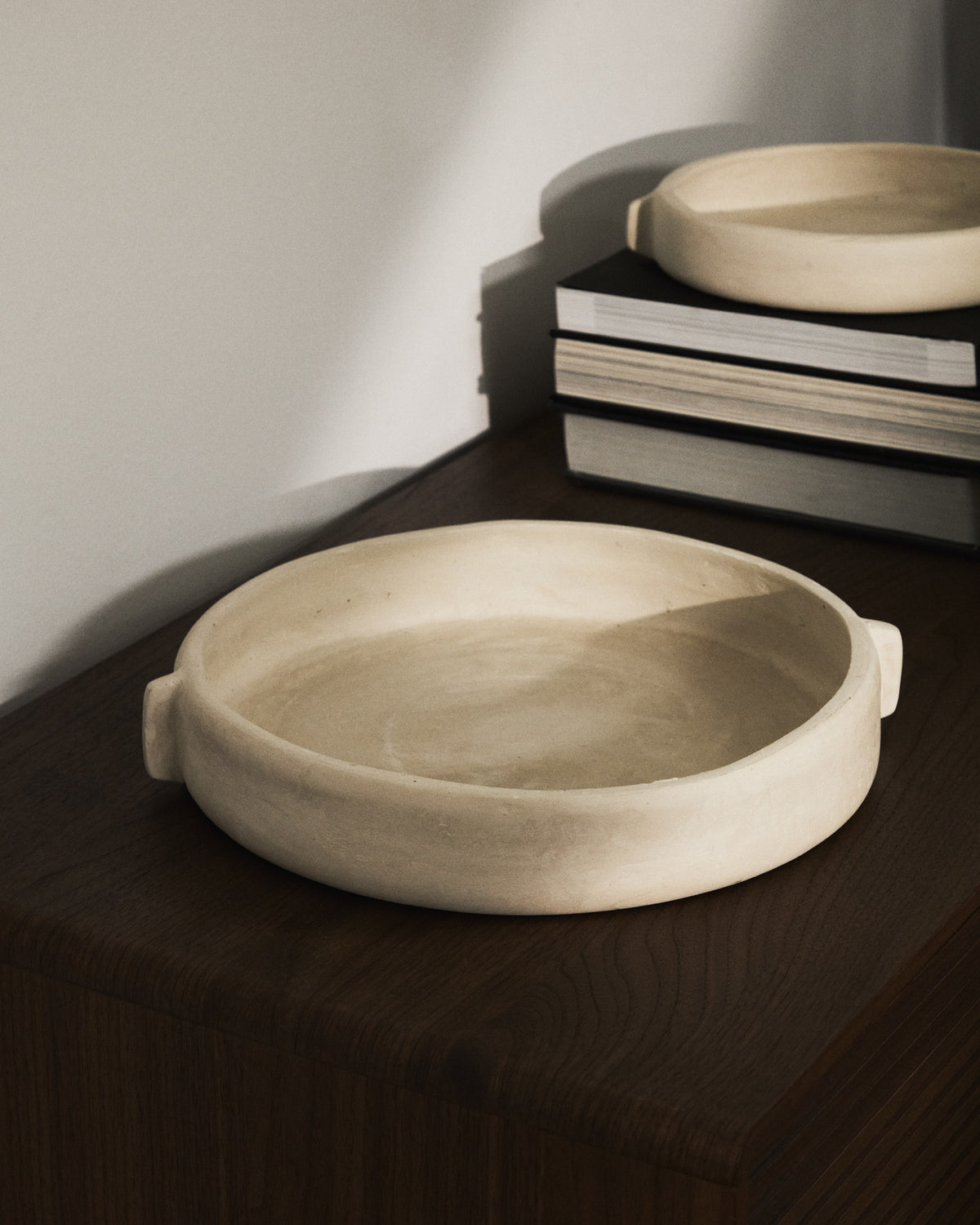 Schale Mireni aus Pappmaché in Beige Ø 31 cm in Weiss präsentiert im Onlineshop von KAQTU Design AG. Vase ist von Kave Home