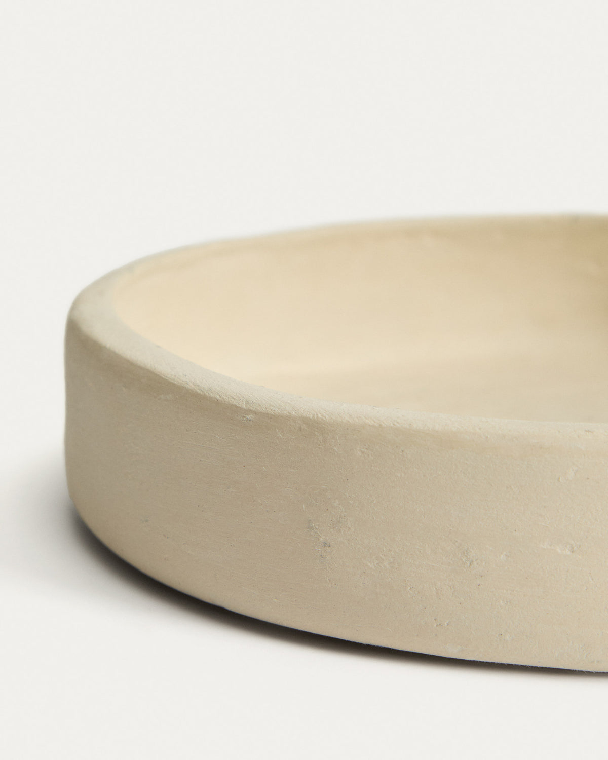 Schale Mireni aus Pappmaché in Beige Ø 22,5 cm in Weiss präsentiert im Onlineshop von KAQTU Design AG. Vase ist von Kave Home