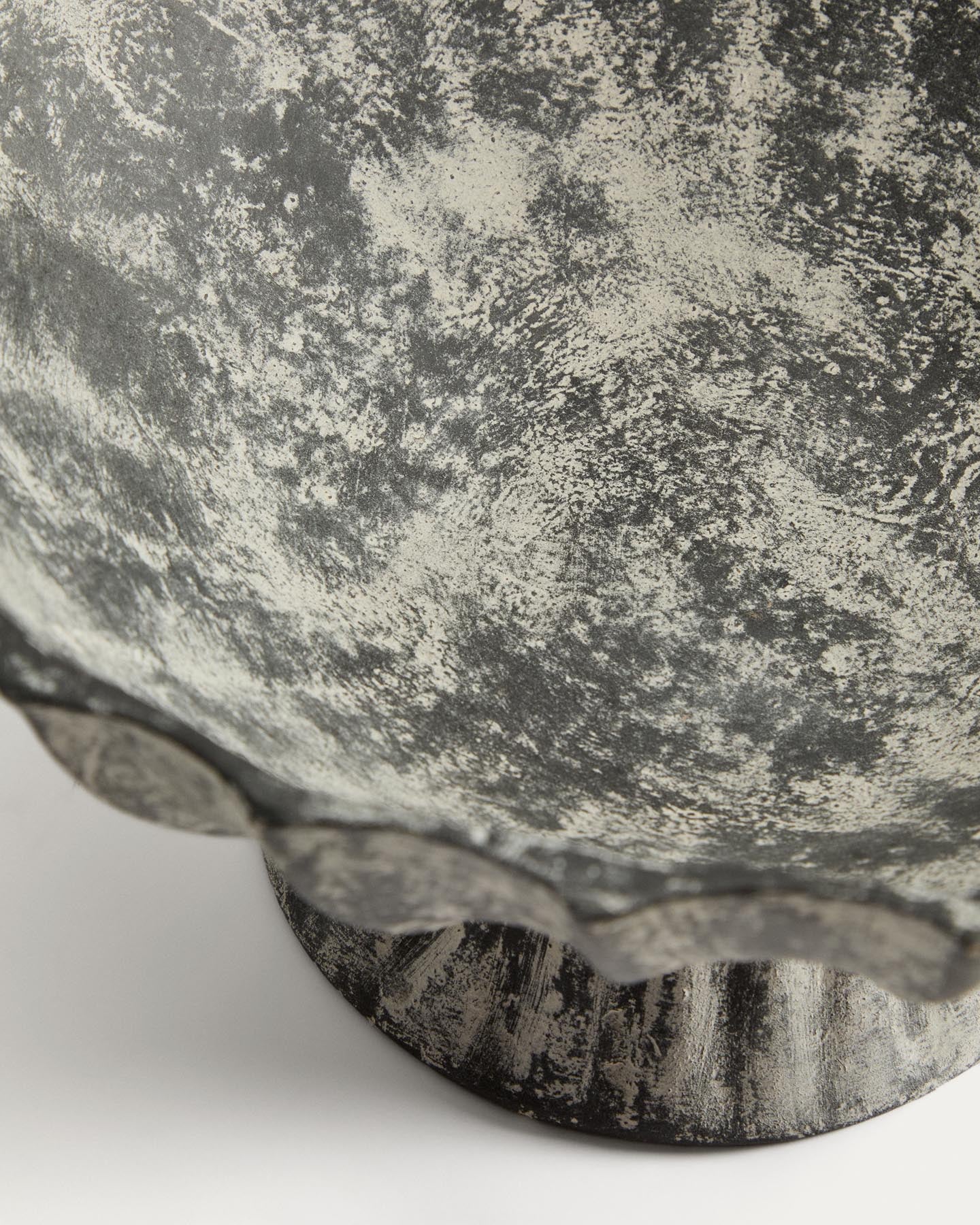 Schale Valura aus Pappmaché in Grau Ø 33 cm in Schwarz präsentiert im Onlineshop von KAQTU Design AG. Vase ist von Kave Home