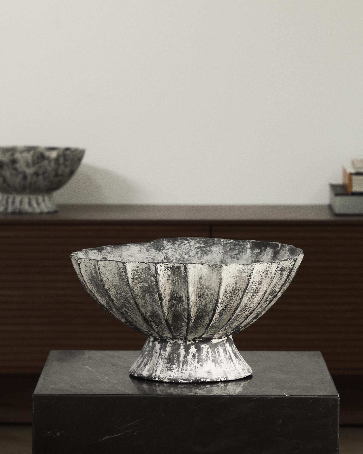 Schale Valura aus Pappmaché in Grau Ø 33 cm in Schwarz präsentiert im Onlineshop von KAQTU Design AG. Vase ist von Kave Home