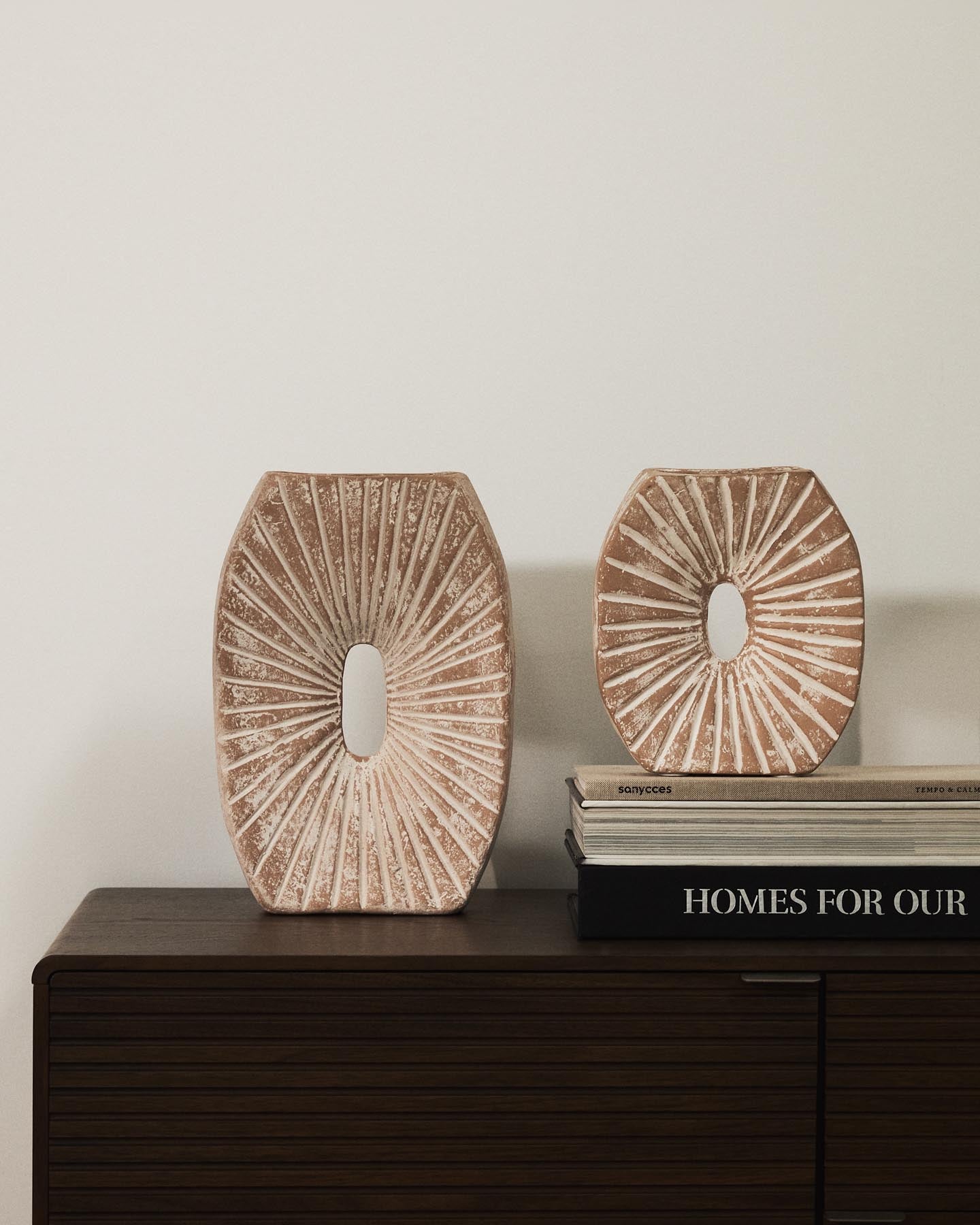 Vase Valura aus Pappmaché in Rosa und Beige 31 cm in Blassrosa präsentiert im Onlineshop von KAQTU Design AG. Vase ist von Kave Home