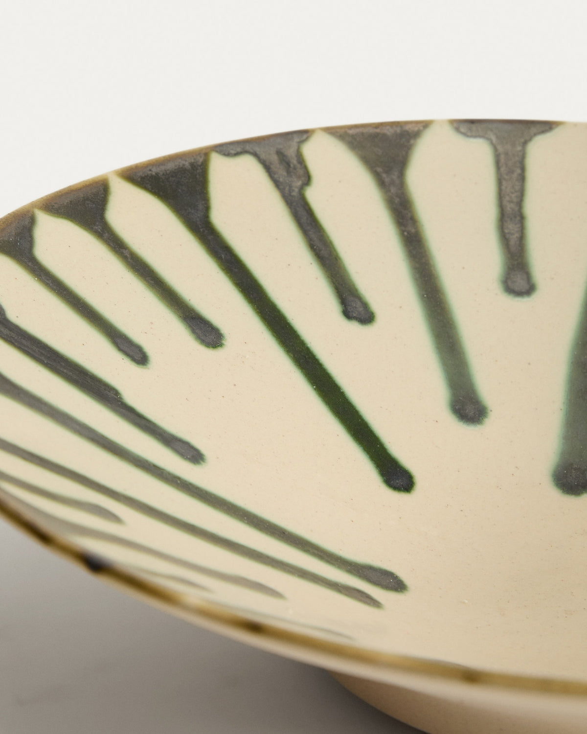 Tischdekoration Olmera aus Keramik in Beige und Grün Ø 36,5 cm in Beige präsentiert im Onlineshop von KAQTU Design AG. Schale ist von Kave Home