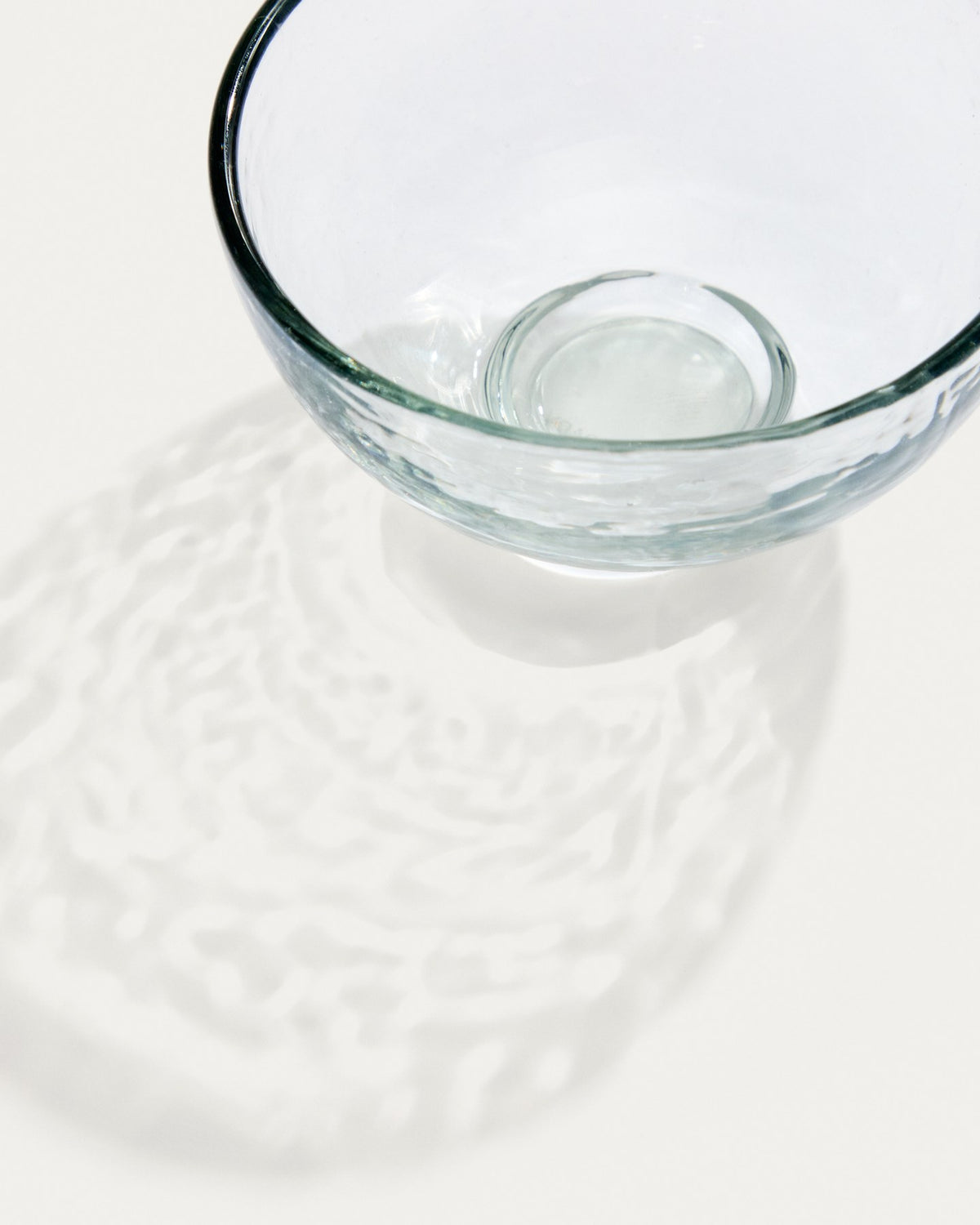 Kleine runde Schale Sileia aus transparentem Recyclingglas, handgefertigt, mit schlichter, zeitloser Form, Grösse 10x10x6 cm.