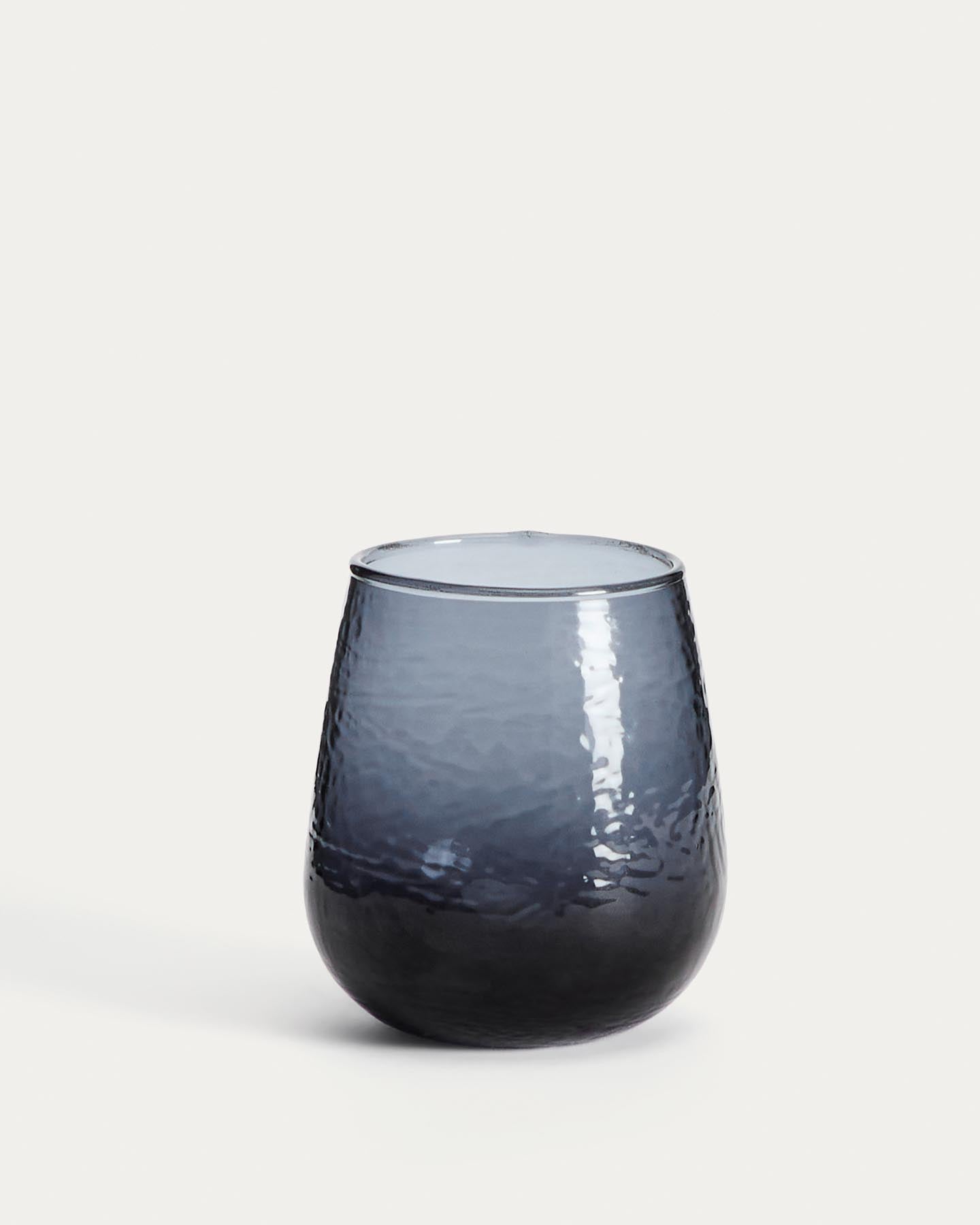 Glas Sileia aus blauem Recyclingglas in Blau präsentiert im Onlineshop von KAQTU Design AG. Glas ist von Kave Home