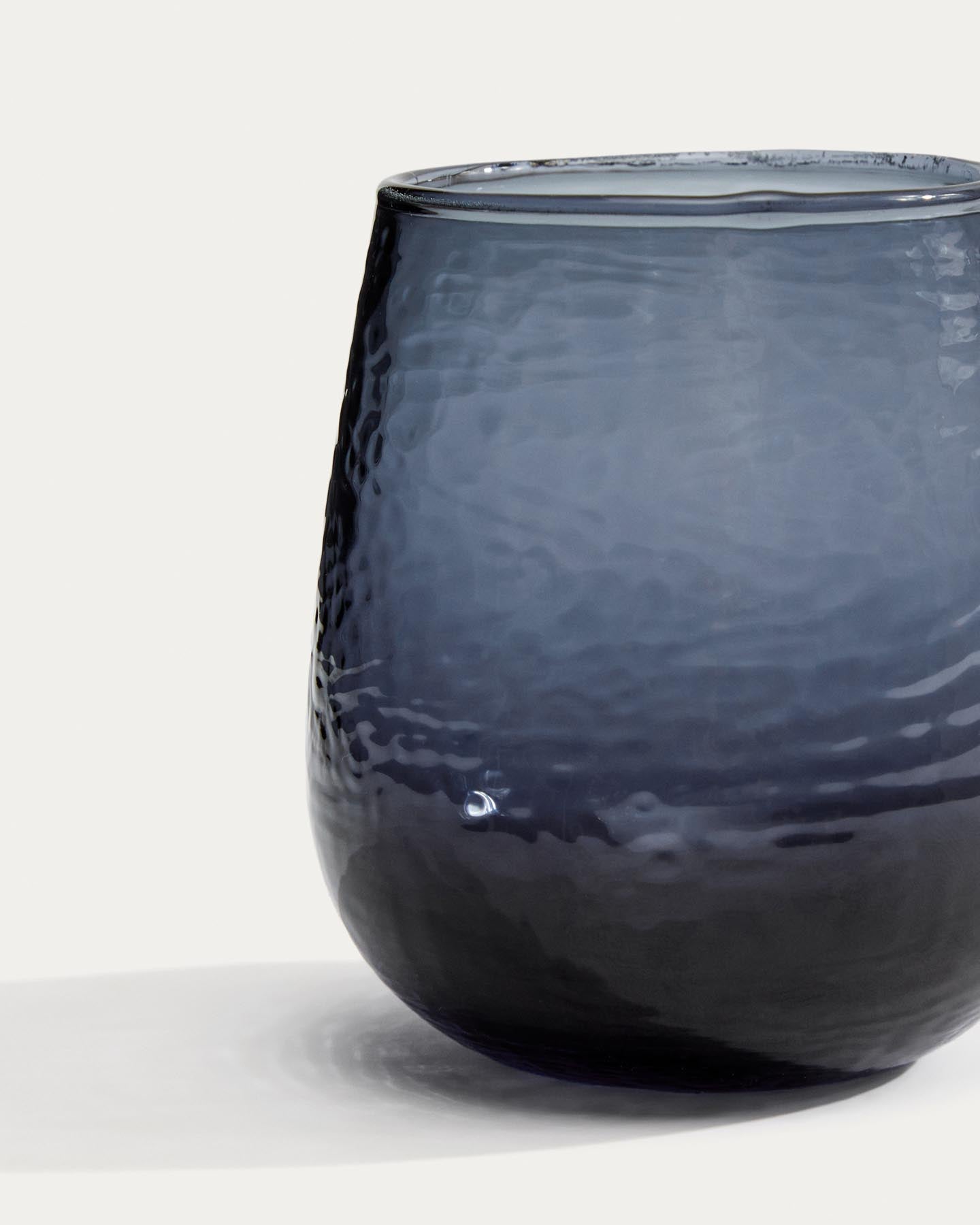 Glas Sileia aus blauem Recyclingglas in Blau präsentiert im Onlineshop von KAQTU Design AG. Glas ist von Kave Home