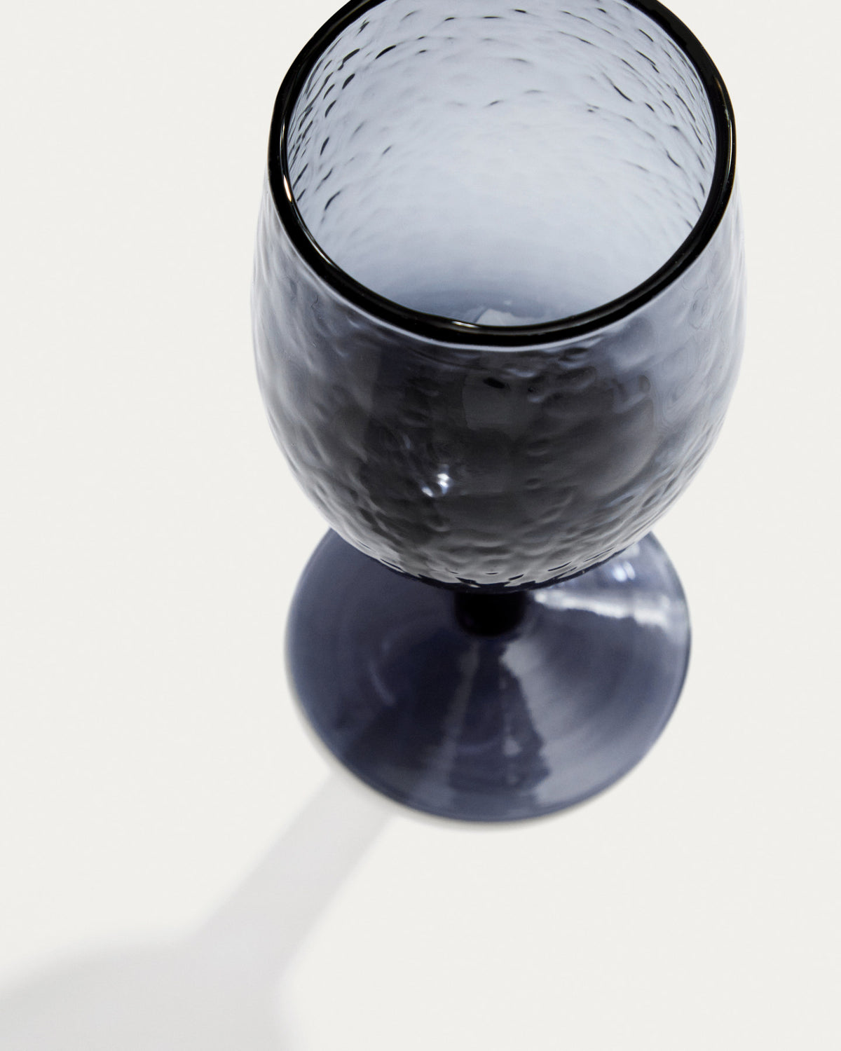 Weinglas Sileia aus blauem Recyclingglas in Blau präsentiert im Onlineshop von KAQTU Design AG. Wein- & Sektglas ist von Kave Home