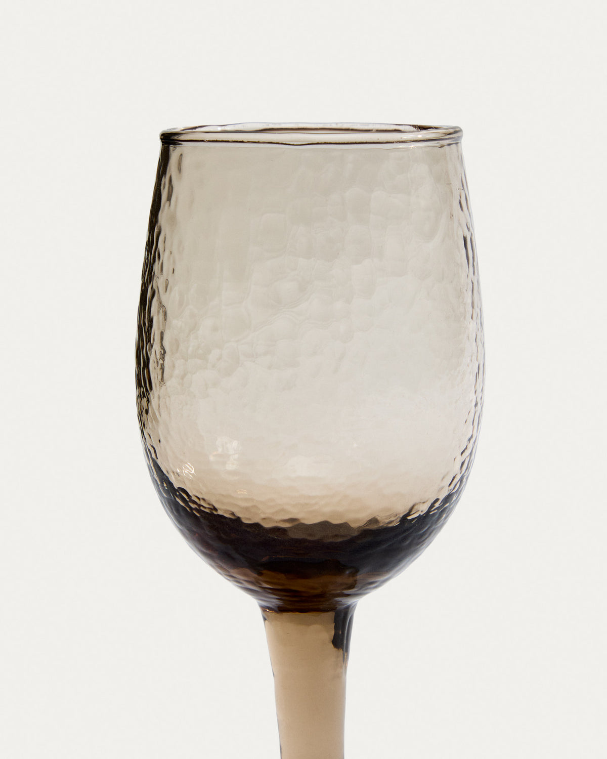 Weinglas Sileia aus braunem Recyclingglas in Braun präsentiert im Onlineshop von KAQTU Design AG. Wein- & Sektglas ist von Kave Home