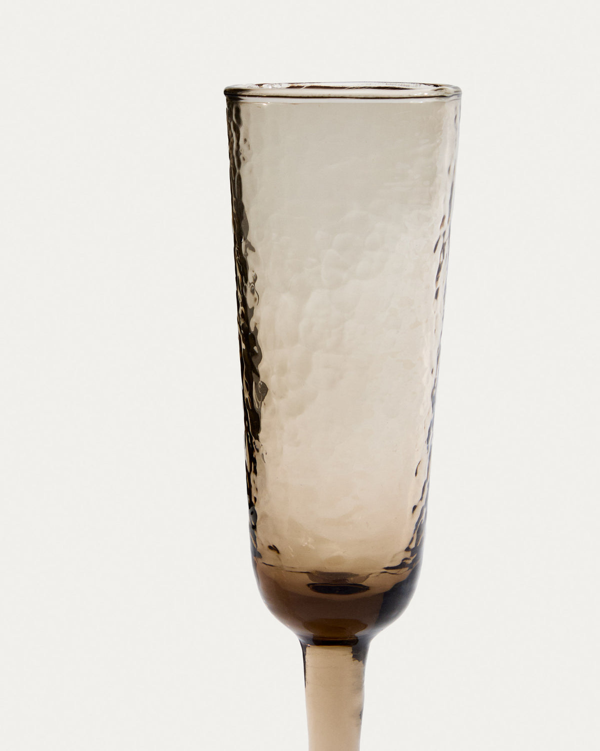 Weinglas Sileia aus braunem Recyclingglas in Braun präsentiert im Onlineshop von KAQTU Design AG. Wein- & Sektglas ist von Kave Home
