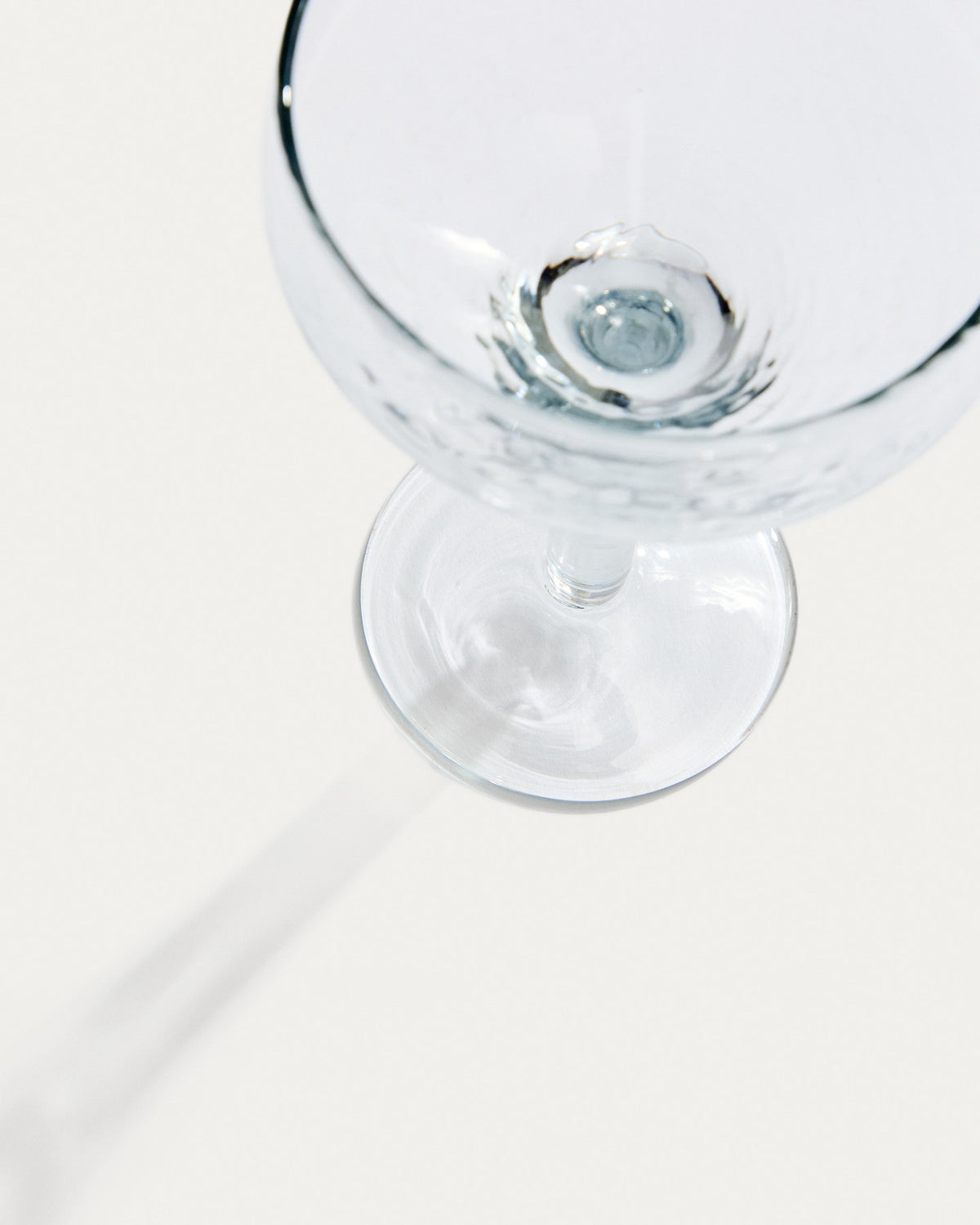 Weinglas Sileia aus transparentem Recyclingglas in Transparent präsentiert im Onlineshop von KAQTU Design AG. Wein- & Sektglas ist von Kave Home