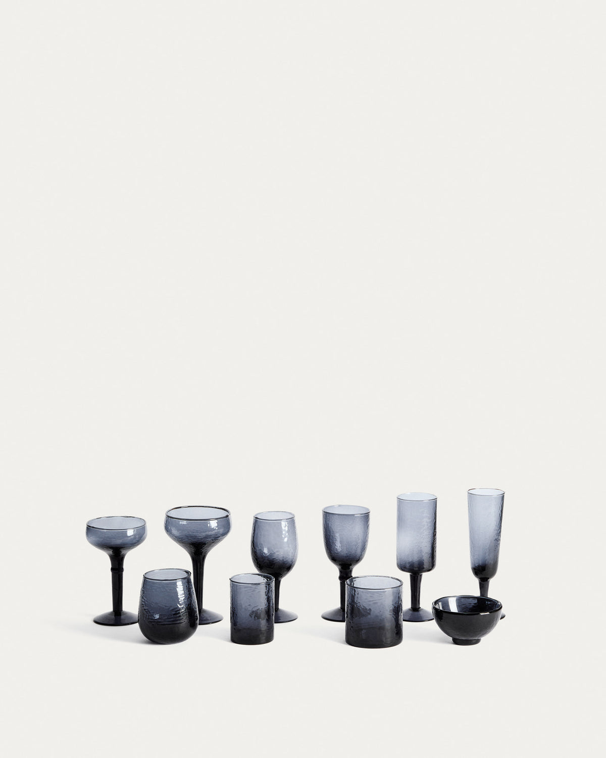 Glas Obila aus blauem Recyclingglas in Blau präsentiert im Onlineshop von KAQTU Design AG. Glas ist von Kave Home