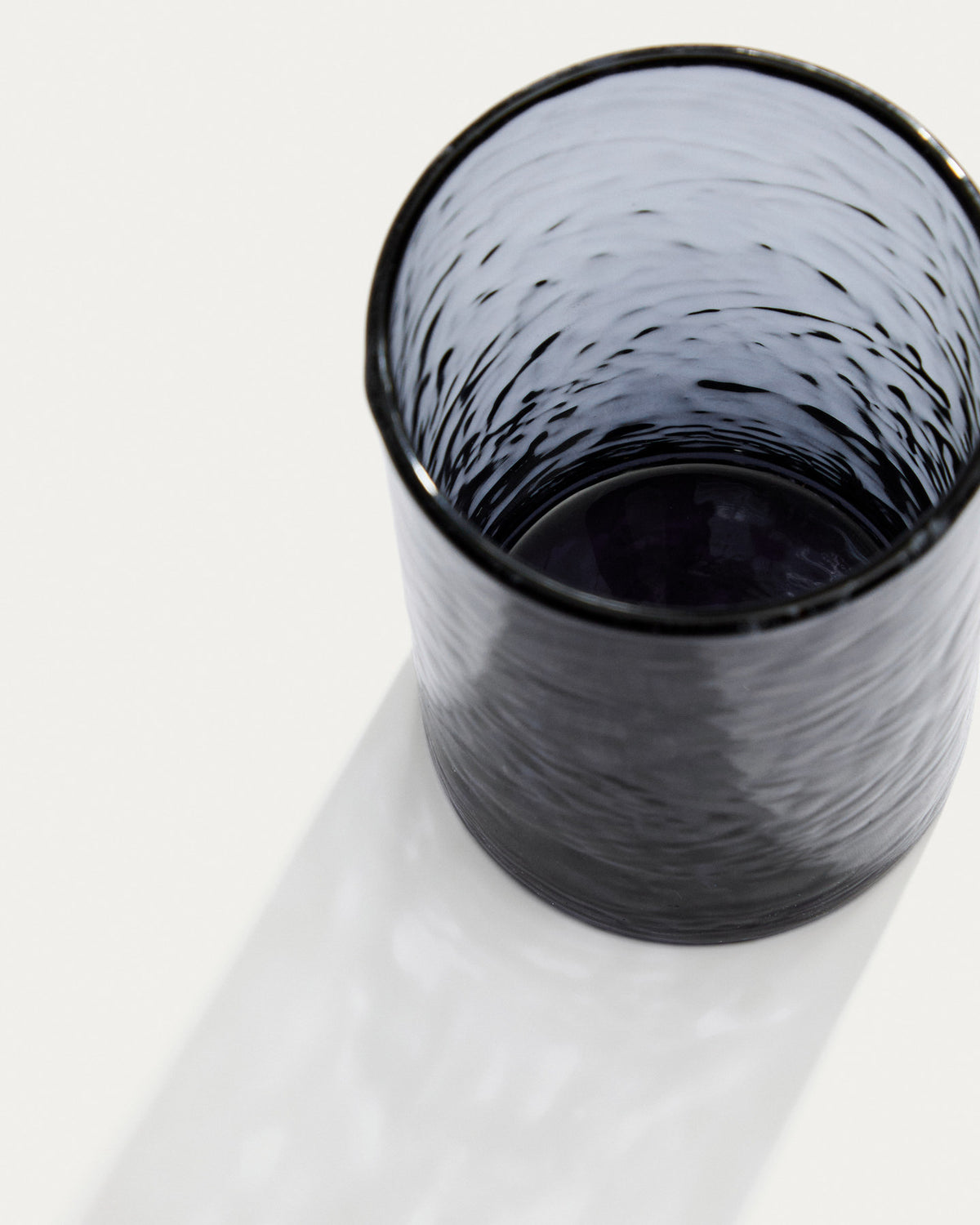 Glas Obila aus blauem Recyclingglas in Blau präsentiert im Onlineshop von KAQTU Design AG. Glas ist von Kave Home