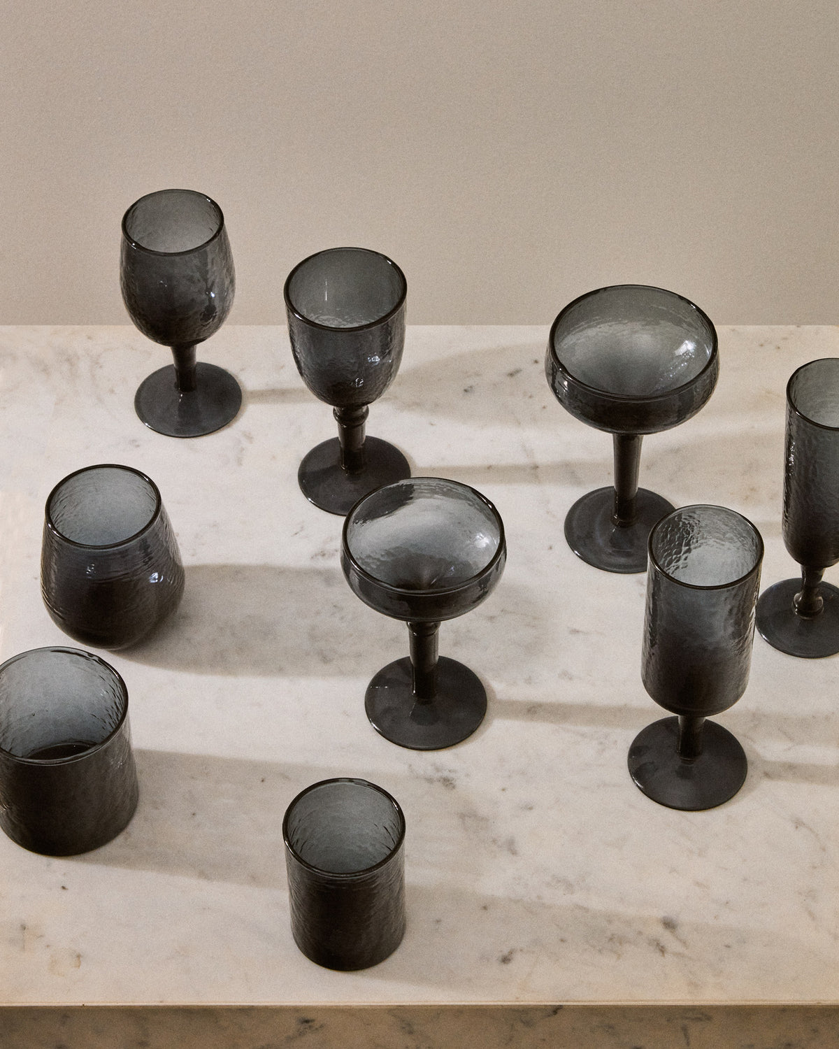 Glas Obila aus blauem Recyclingglas in Blau präsentiert im Onlineshop von KAQTU Design AG. Glas ist von Kave Home
