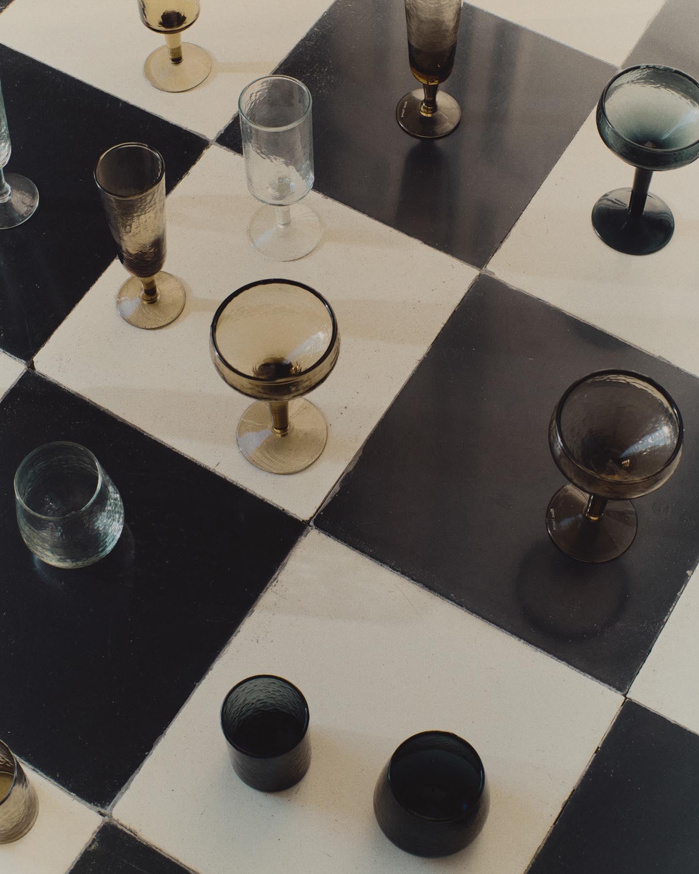 Glas Obila aus braunem Recyclingglas in Braun präsentiert im Onlineshop von KAQTU Design AG. Glas ist von Kave Home