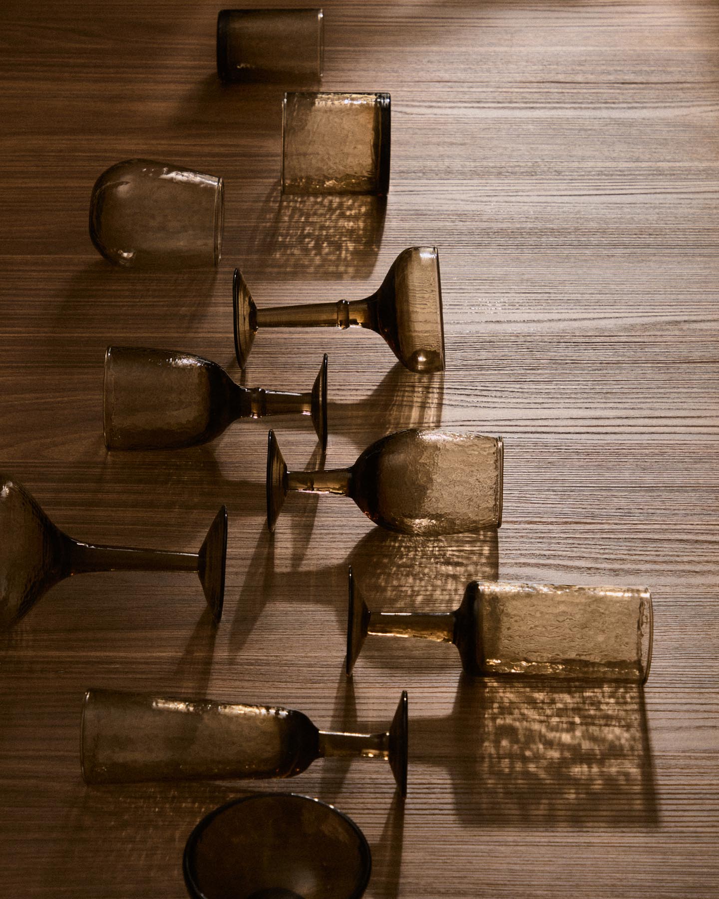 Glas Obila aus braunem Recyclingglas in Braun präsentiert im Onlineshop von KAQTU Design AG. Glas ist von Kave Home