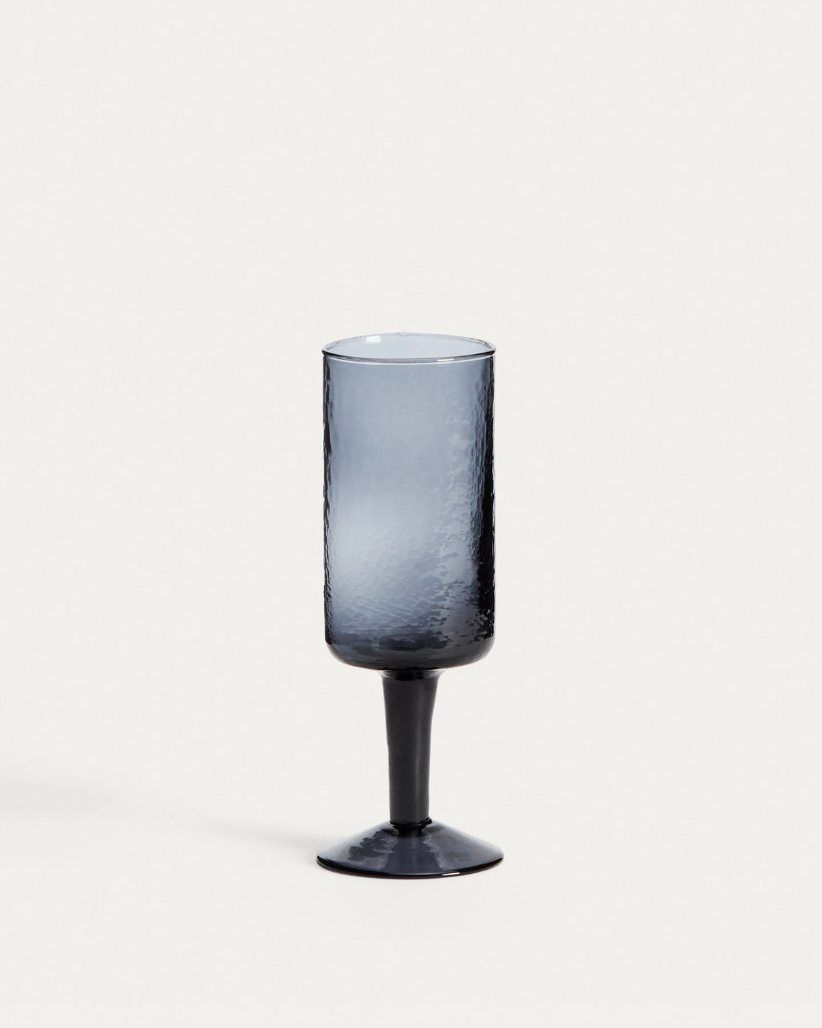 Weinglas Obila aus blauem Recyclingglas in Blau präsentiert im Onlineshop von KAQTU Design AG. Universal Weingläser ist von Kave Home
