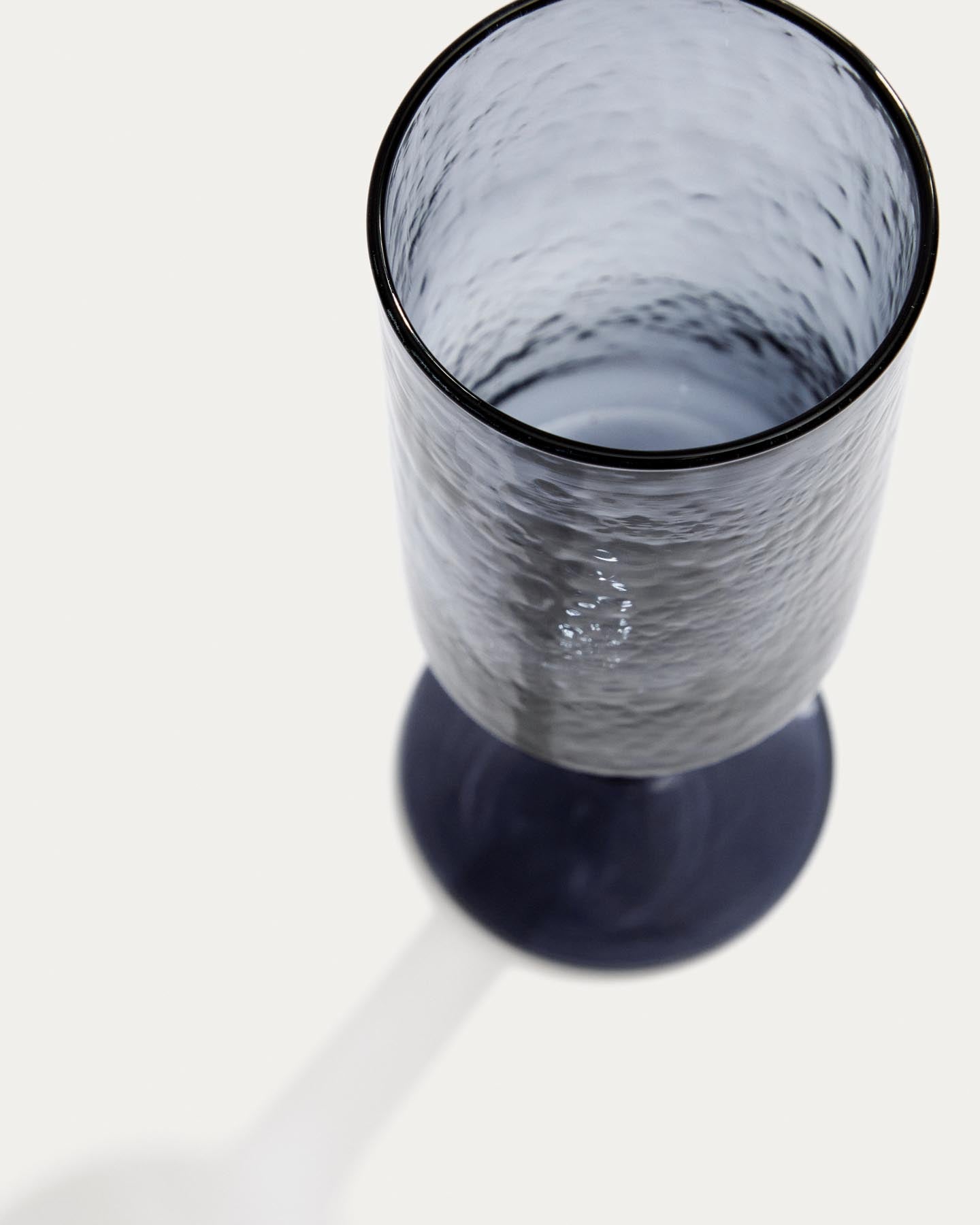 Weinglas Obila aus blauem Recyclingglas in Blau präsentiert im Onlineshop von KAQTU Design AG. Wein- & Sektglas ist von Kave Home
