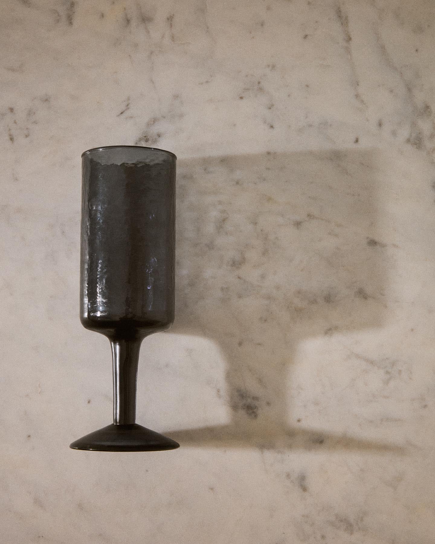 Weinglas Obila aus blauem Recyclingglas in Blau präsentiert im Onlineshop von KAQTU Design AG. Wein- & Sektglas ist von Kave Home