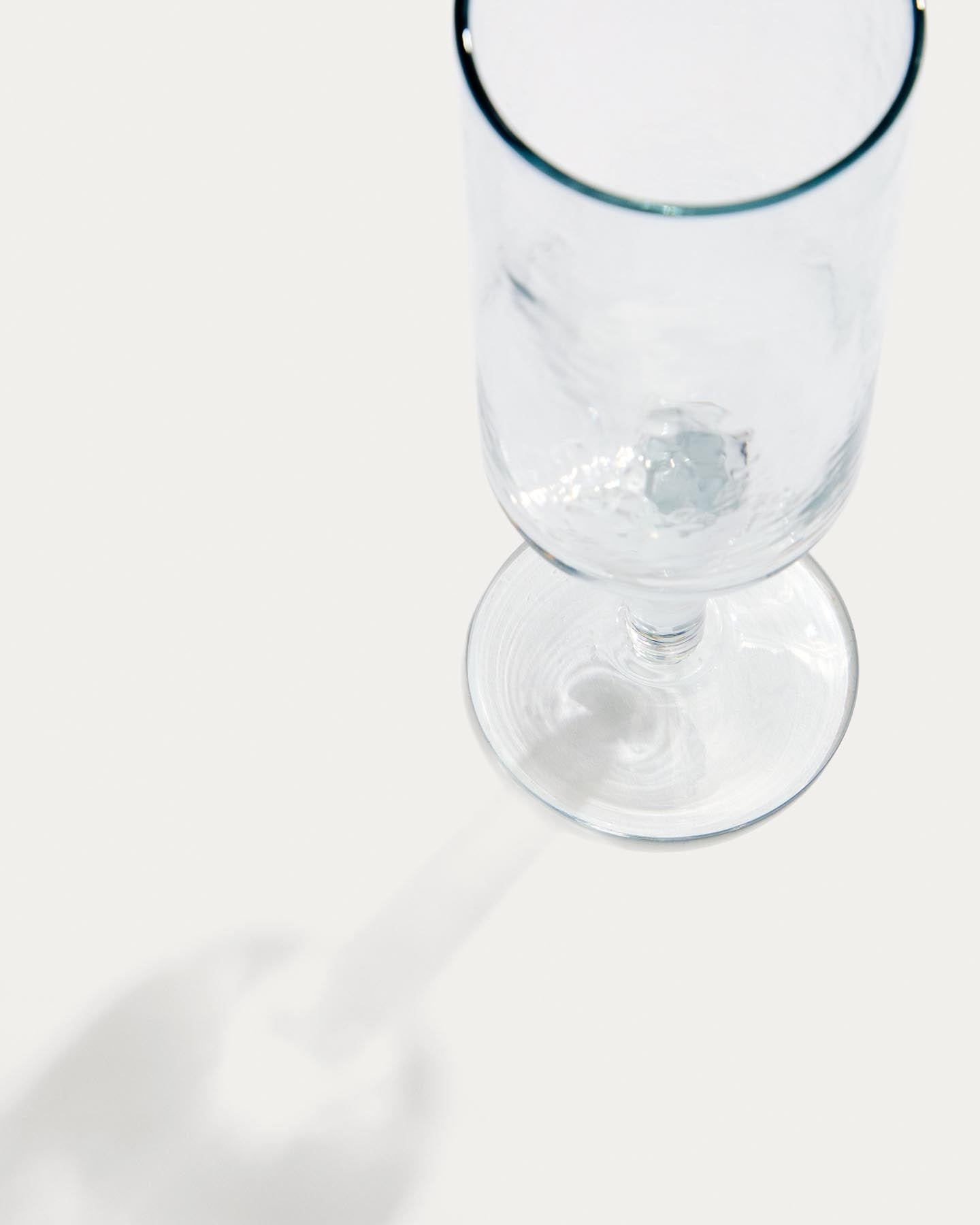 Weinglas Obila aus transparentem Recyclingglas in Transparent präsentiert im Onlineshop von KAQTU Design AG. Wein- & Sektglas ist von Kave Home