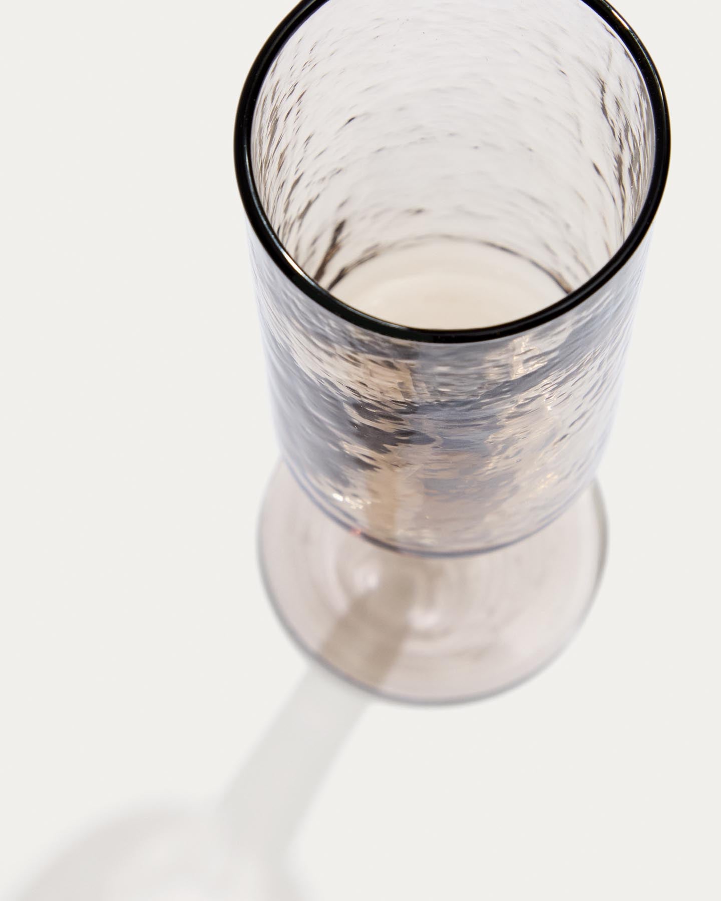 Weinglas Obila aus braunem Recyclingglas in Braun präsentiert im Onlineshop von KAQTU Design AG. Wein- & Sektglas ist von Kave Home