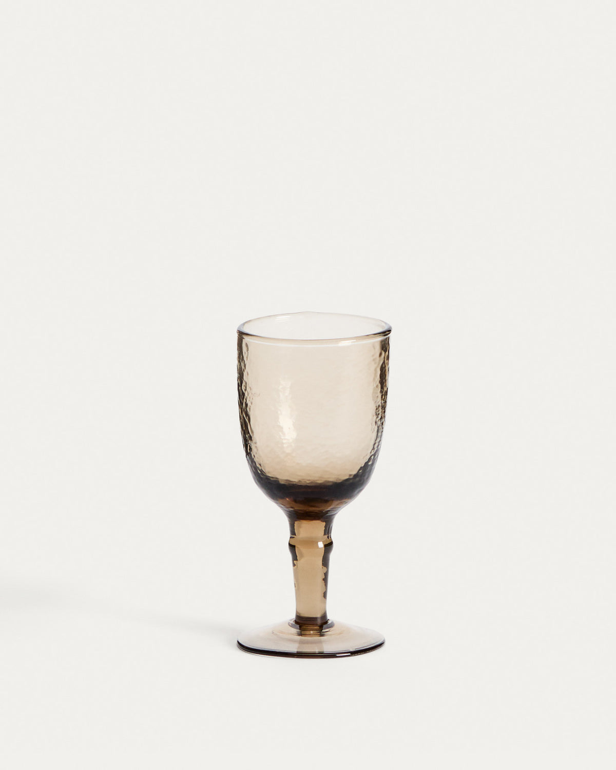 Weinglas Vinea aus braunem Recyclingglas in Braun präsentiert im Onlineshop von KAQTU Design AG. Wein- & Sektglas ist von Kave Home