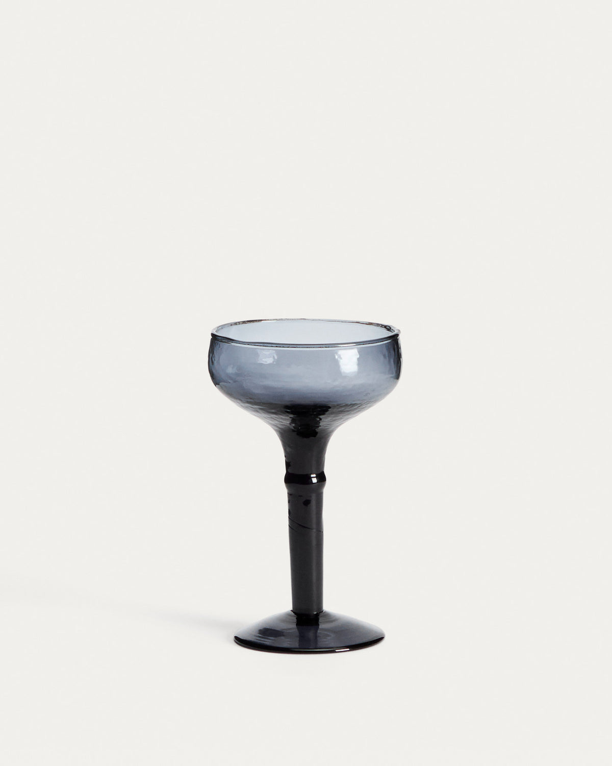 Weinglas Vinea aus blauem Recyclingglas in Blau präsentiert im Onlineshop von KAQTU Design AG. Wein- & Sektglas ist von Kave Home