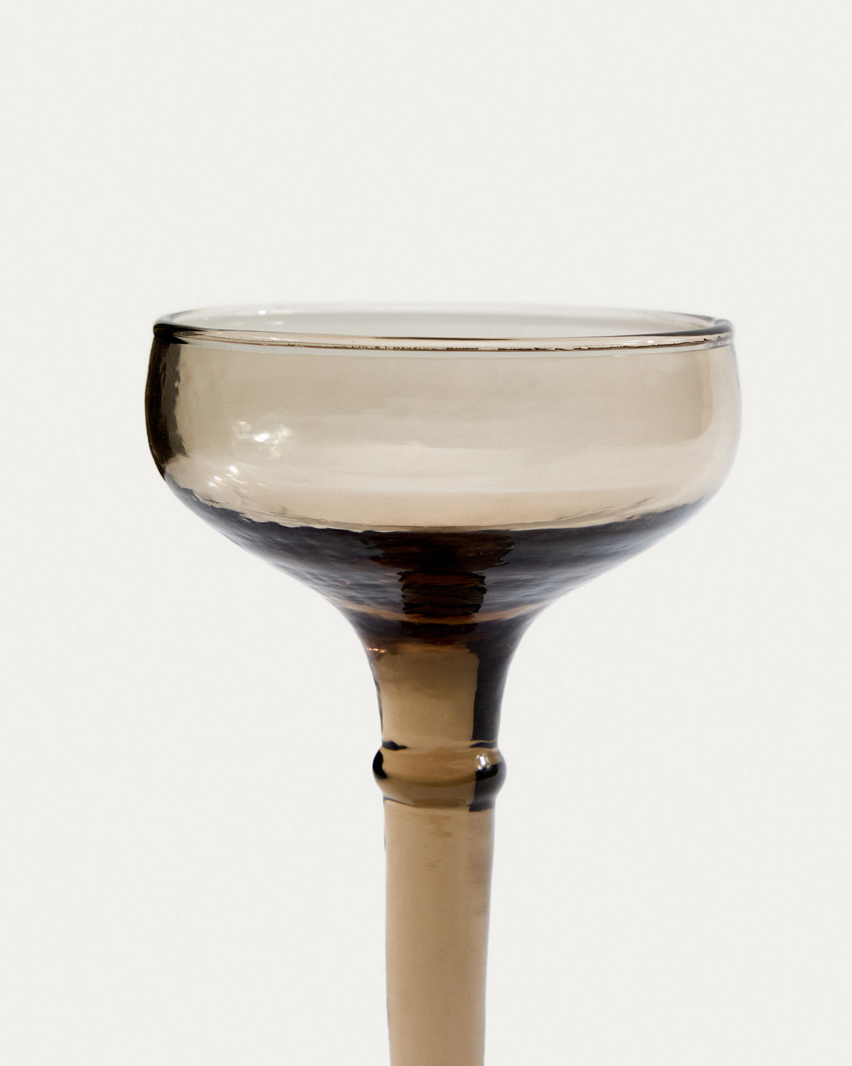 Weinglas Vinea aus braunem Recyclingglas in Braun präsentiert im Onlineshop von KAQTU Design AG. Wein- & Sektglas ist von Kave Home