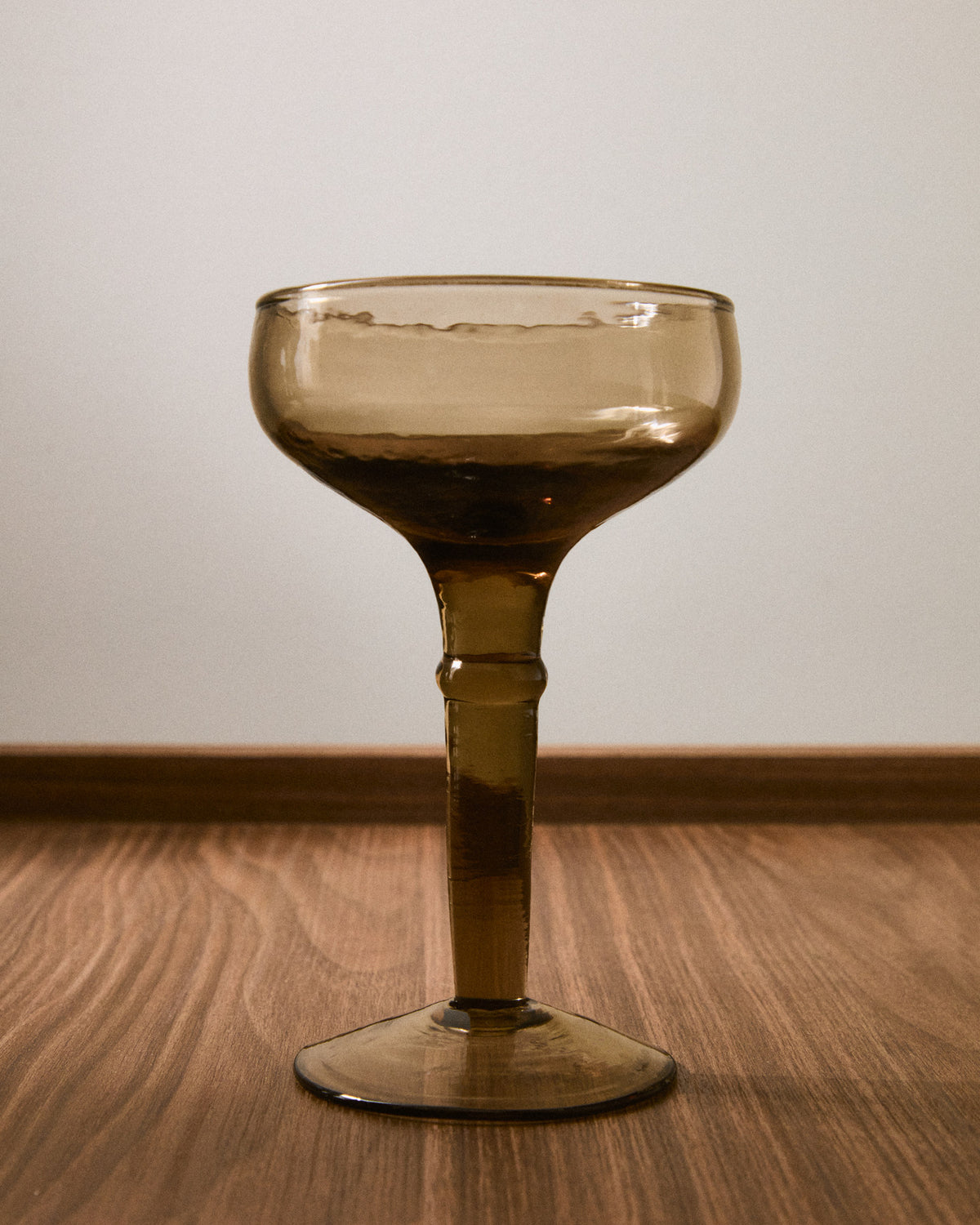 Weinglas Vinea aus braunem Recyclingglas in Braun präsentiert im Onlineshop von KAQTU Design AG. Wein- & Sektglas ist von Kave Home