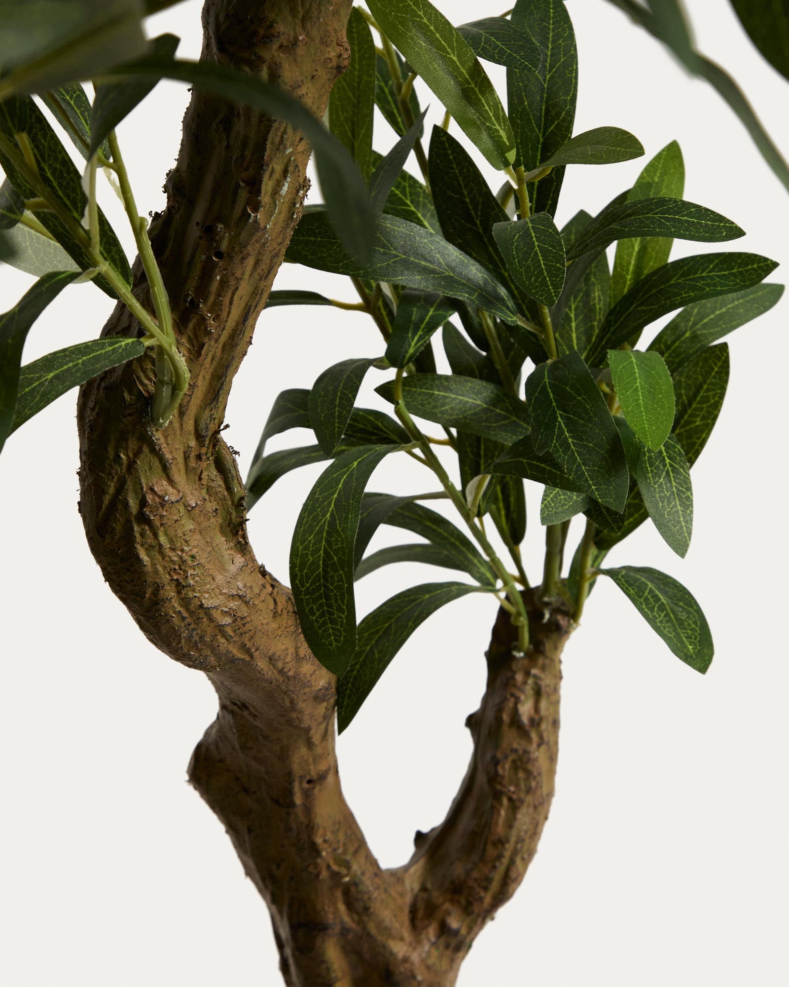 Eleganter künstlicher Olivenbaum in einem modernen weißen Topf, 210 cm hoch, ideal für stilvolle Innenräume und als pflegeleichte Dekoration.