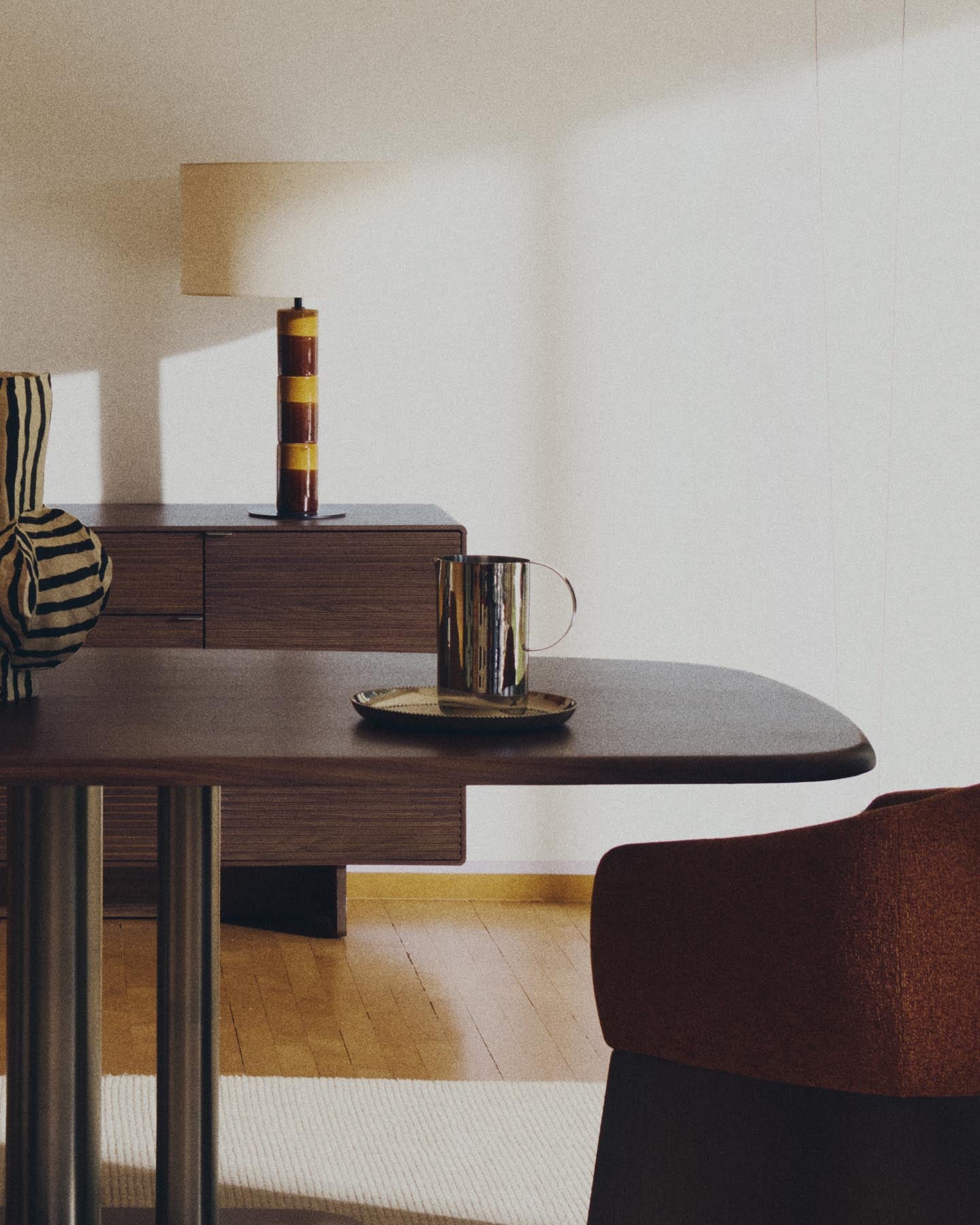 Krug Nirela aus Edelstahl in Silber präsentiert im Onlineshop von KAQTU Design AG. Krug ist von Kave Home