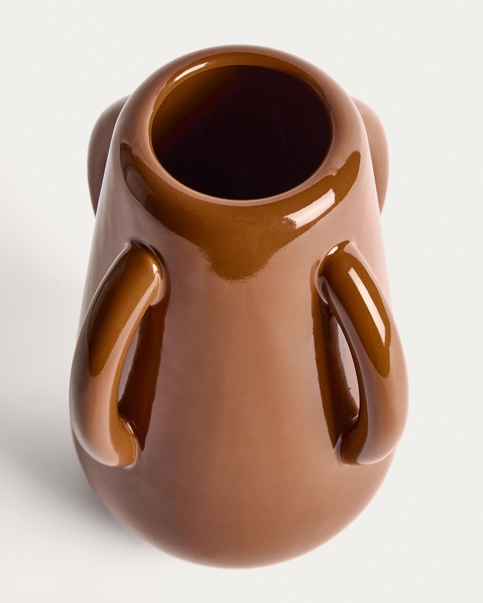 Stilvolle Vase Odra aus brauner Keramik mit glänzendem Finish, 25,5 cm hoch, perfekt für moderne Wohnräume und kreative Arrangements.