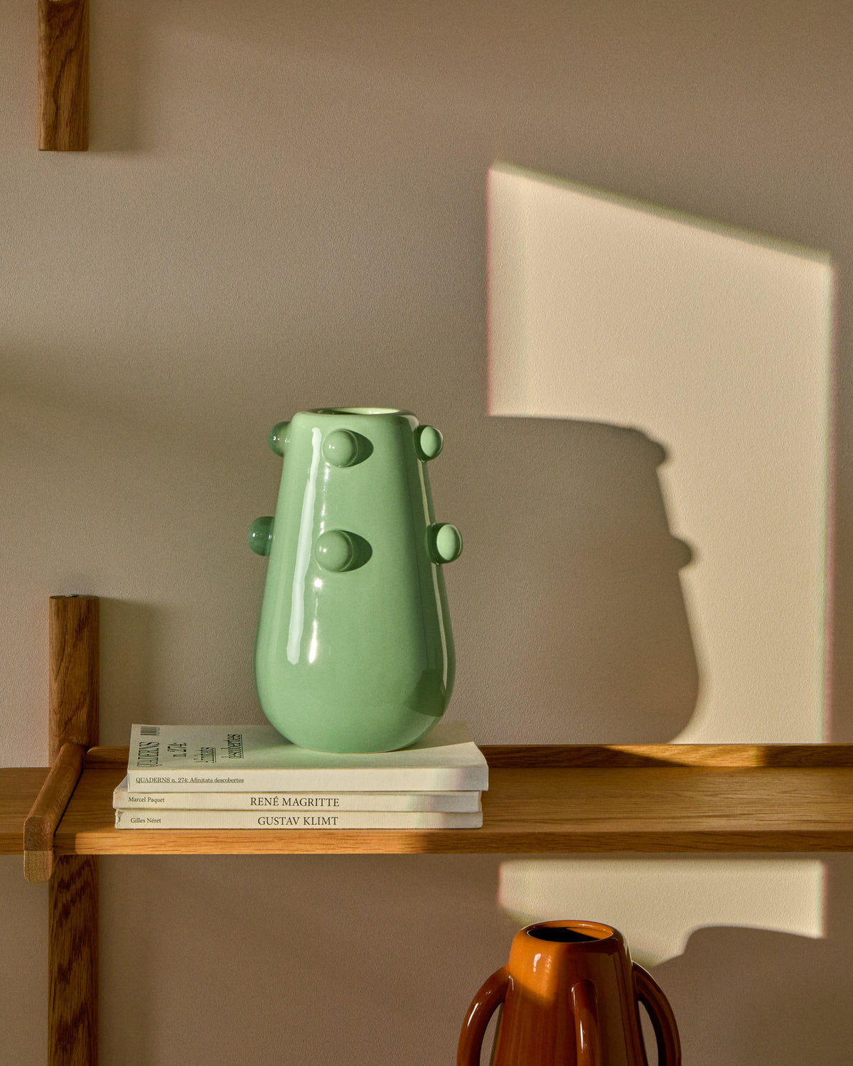 Vase Odra aus hellgrüner Keramik mit glänzendem Finish, 25,5 cm in Hellgrau präsentiert im Onlineshop von KAQTU Design AG. Vase ist von Kave Home