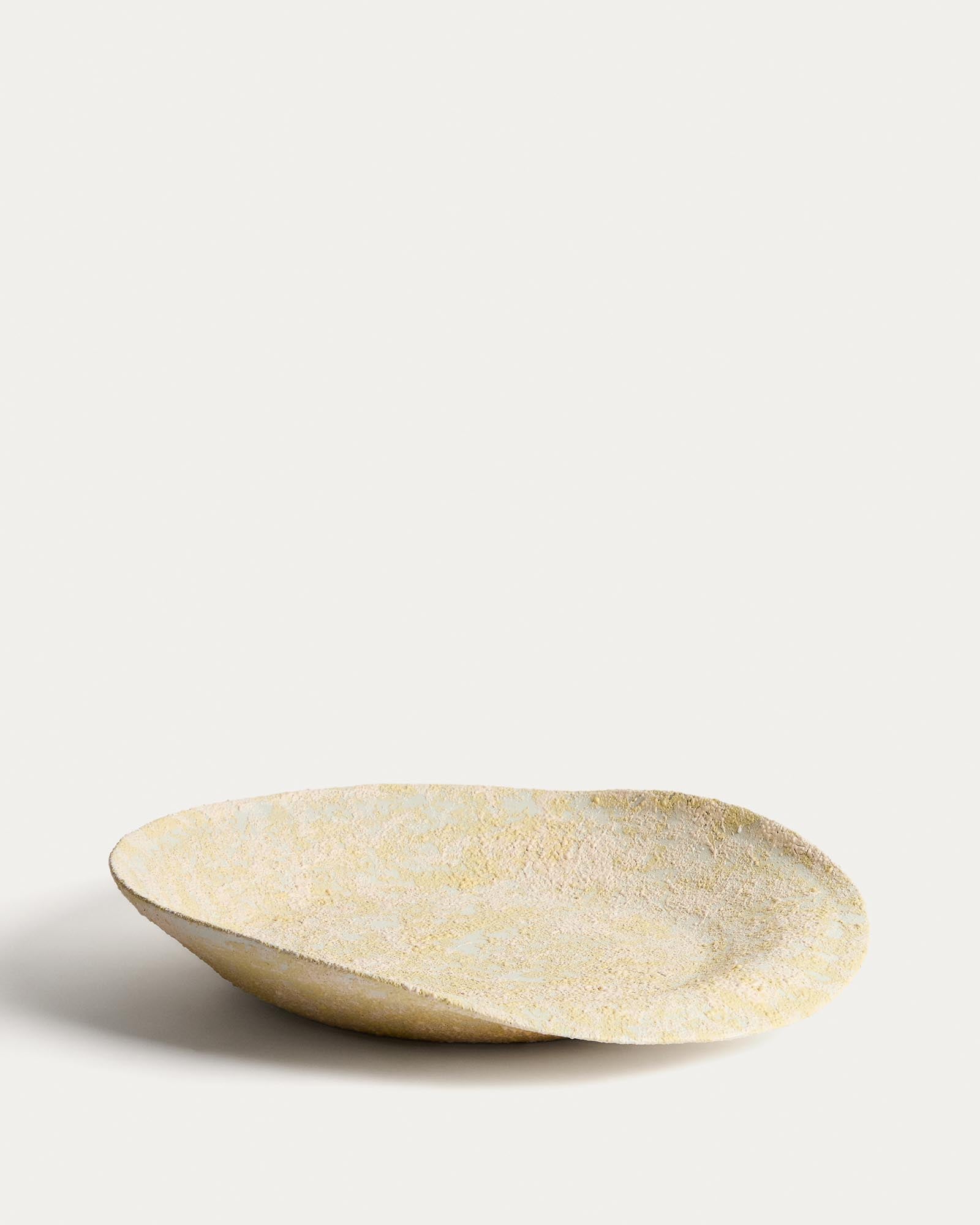 Tafelaufsatz Medira aus Keramik in Ecru und Gelb, Ø 50,5 cm in Gelb präsentiert im Onlineshop von KAQTU Design AG. Schale ist von Kave Home
