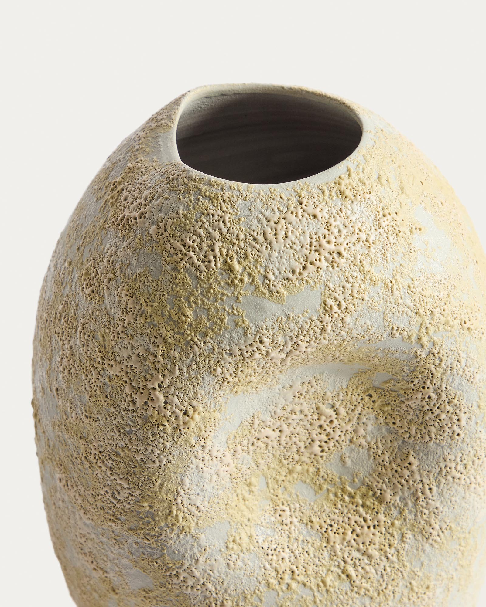 Elegante Keramikvase Medira in sanften Ecru- und Gelbtönen, 32,5 cm hoch, ideal für stilvolle Arrangements und als Blickfang in jedem Raum.