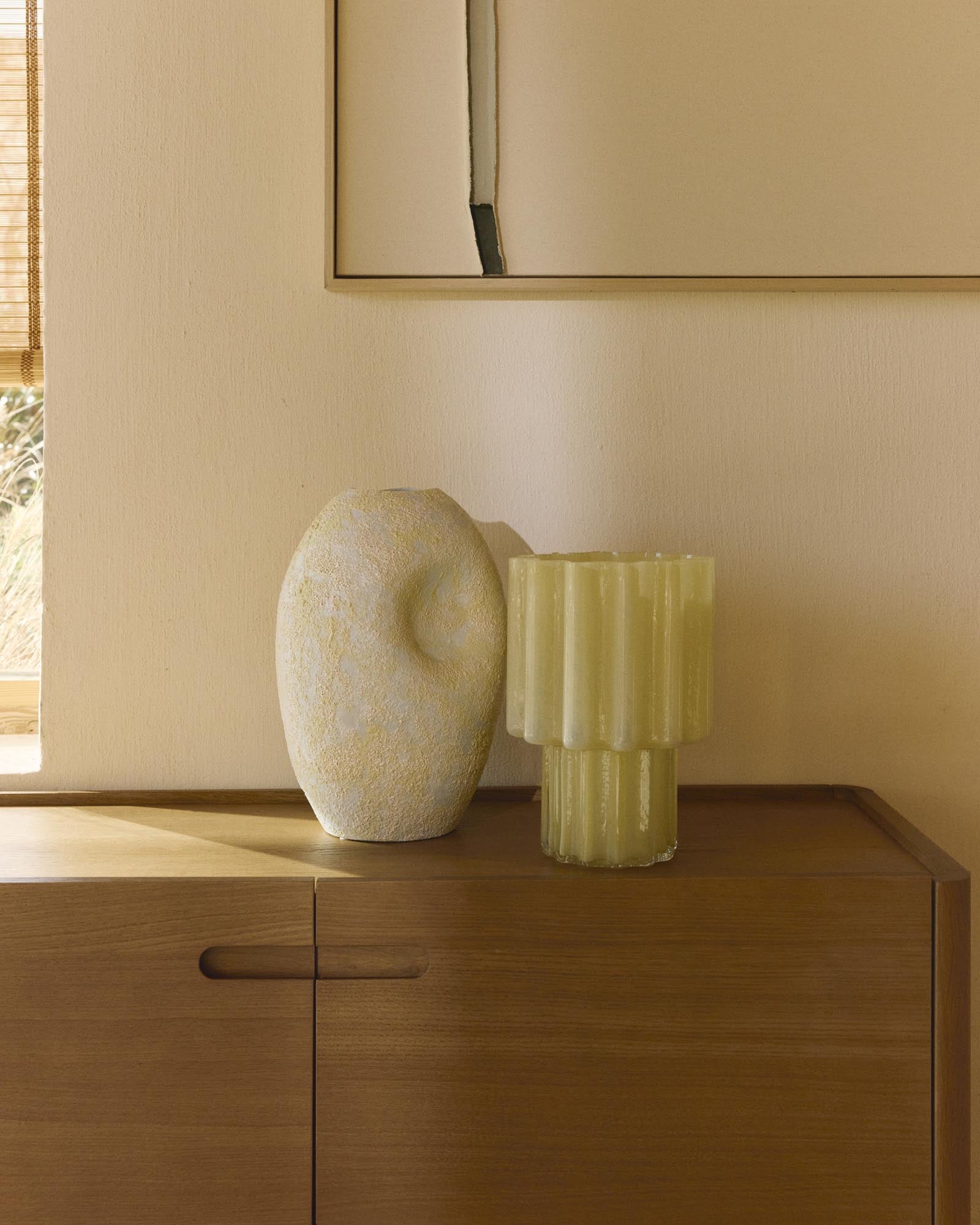 Elegante Keramikvase Medira in sanften Ecru- und Gelbtönen, 32,5 cm hoch, ideal für stilvolle Blumenarrangements.