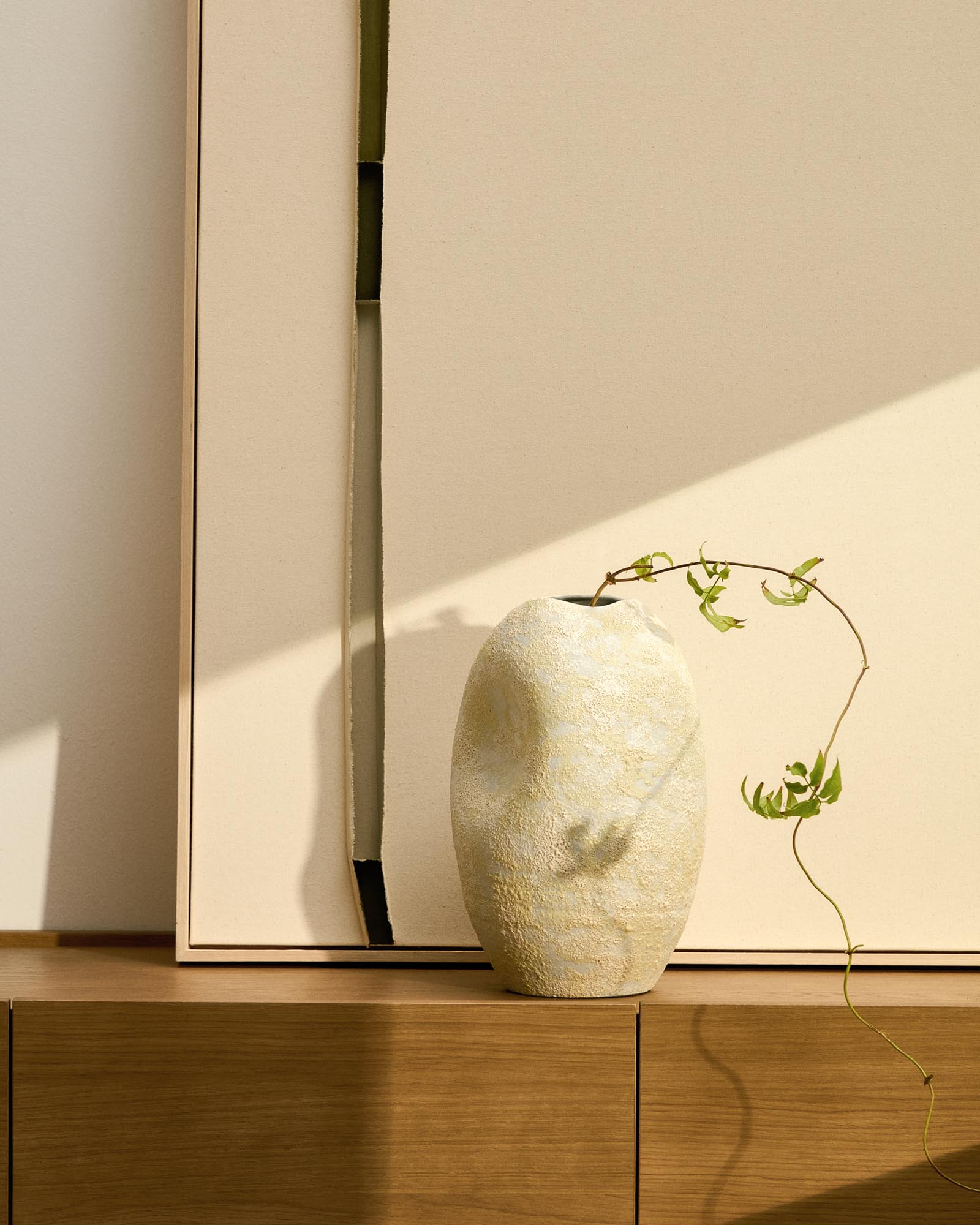 Stilvolle Keramikvase Medira in Ecru und Gelb, 32,5 cm hoch, perfekt für moderne Dekoration und kreative Blumenpräsentationen.
