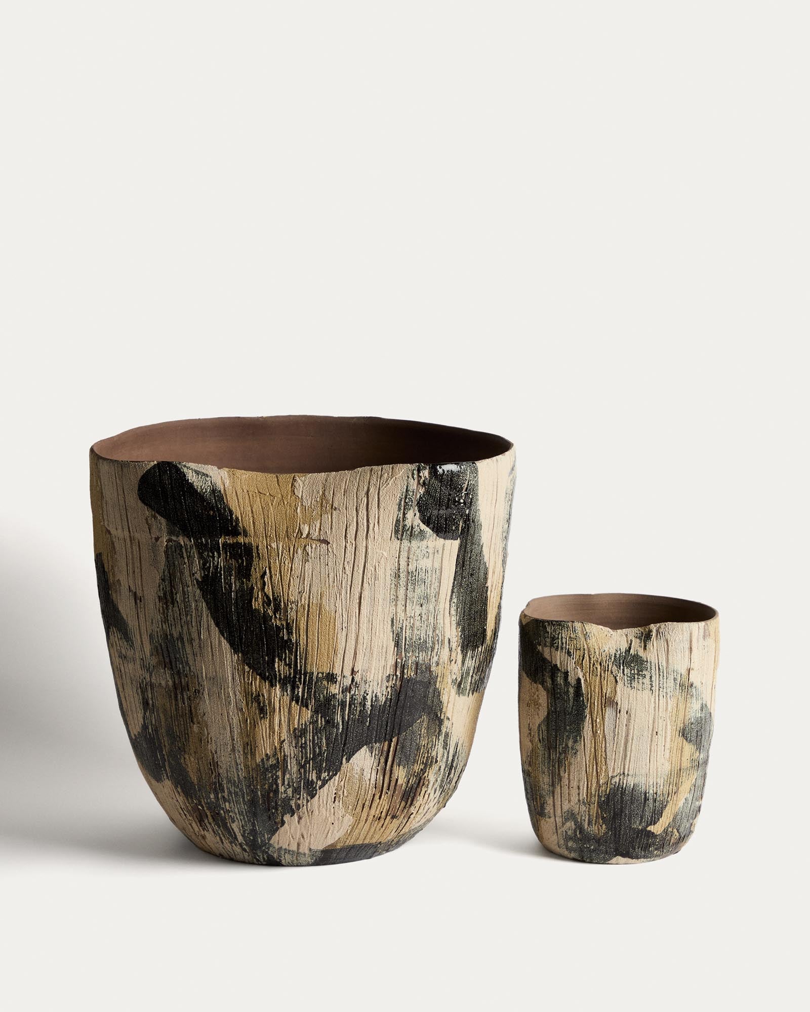 Elegante braune Keramikvase Dirva, 23 cm hoch, ideal für dekorative Akzente und stilvolle Blumendekorationen in Ihrem Zuhause.