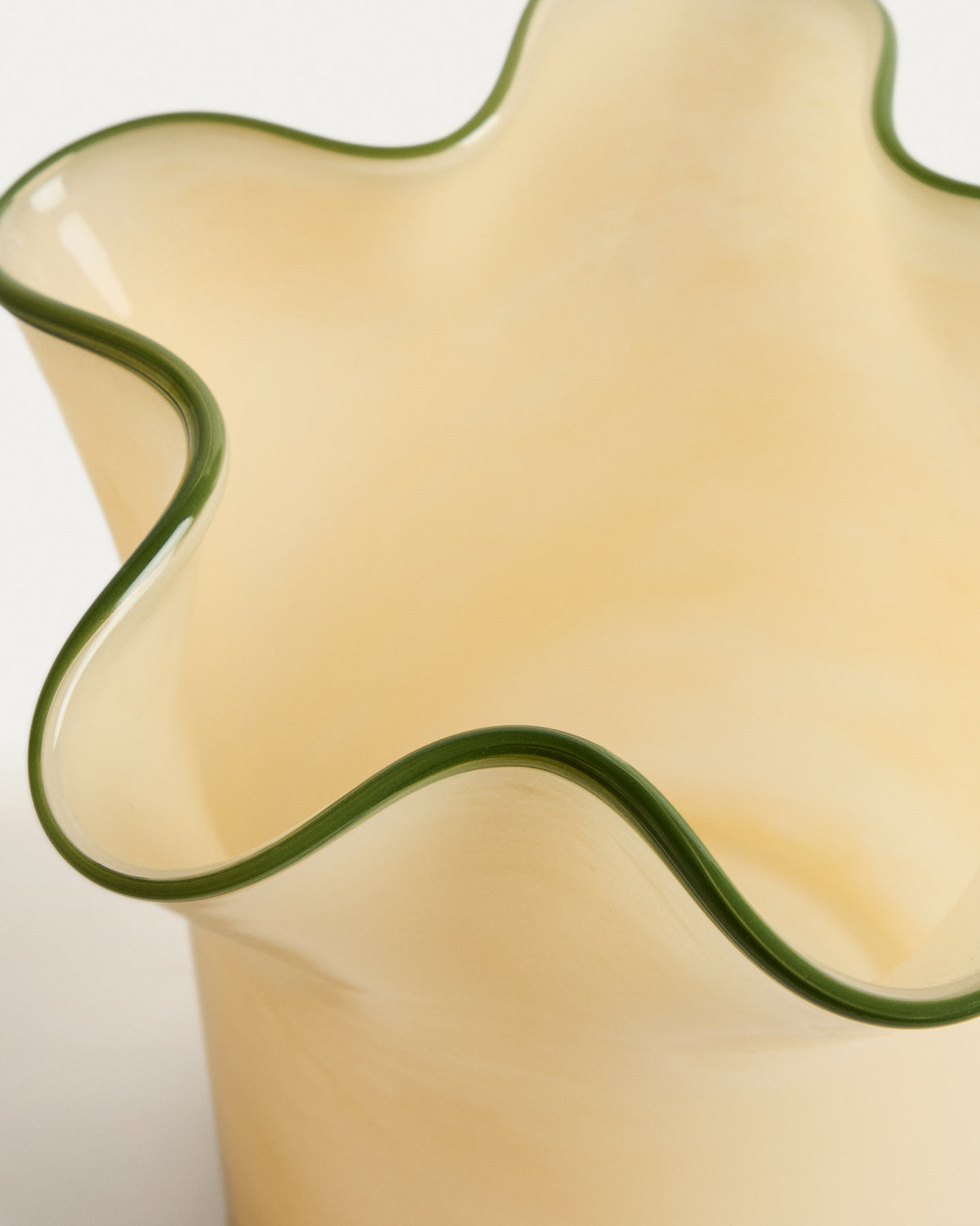 Vase Endasi aus gelbem Glas, 19,5 cm in Gelb, Grün präsentiert im Onlineshop von KAQTU Design AG. Vase ist von Kave Home