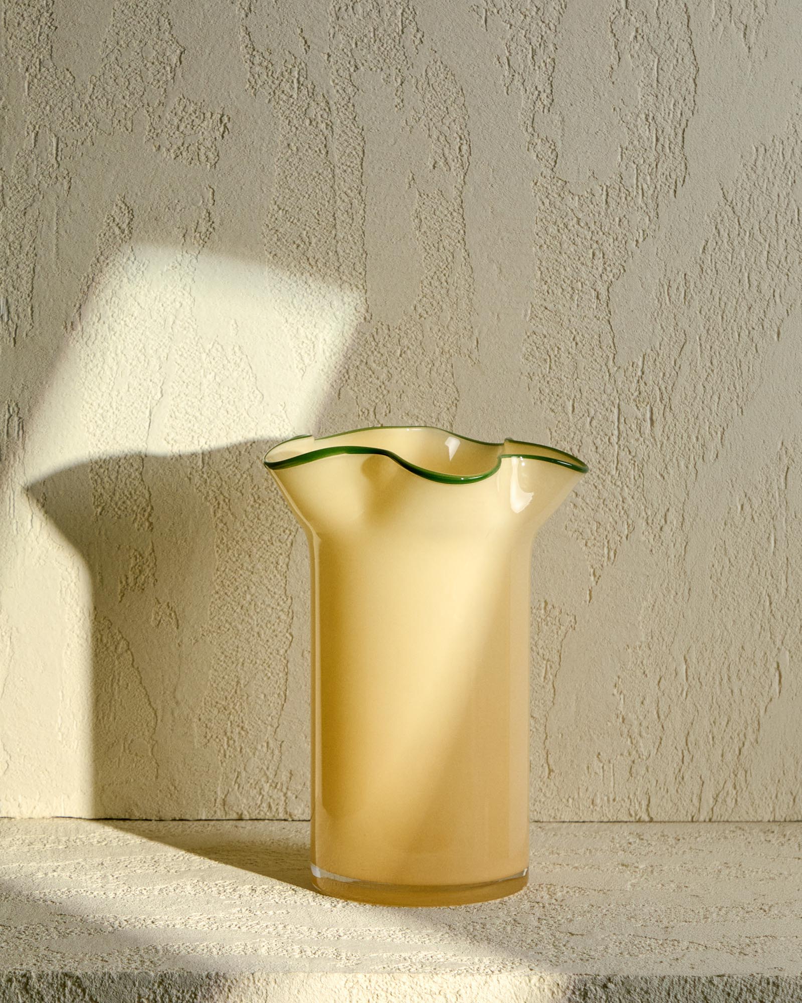 Elegante gelbe Glasvase Endasi von Kave Home, 31 cm hoch, ideal für stilvolle Blumenarrangements und moderne Wohnakzente.